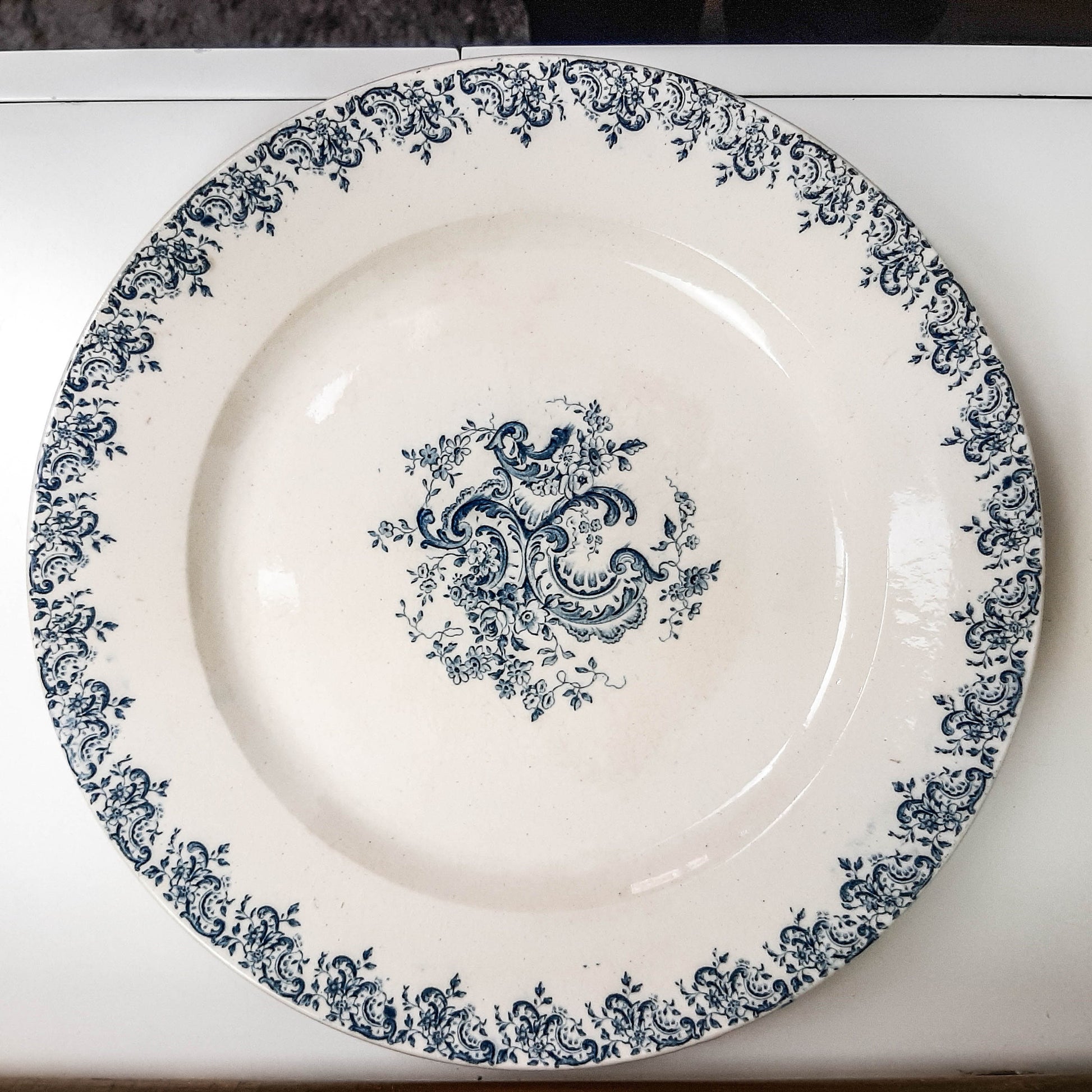 Plat rond Gien modèle LOUIS XV - violn.fr