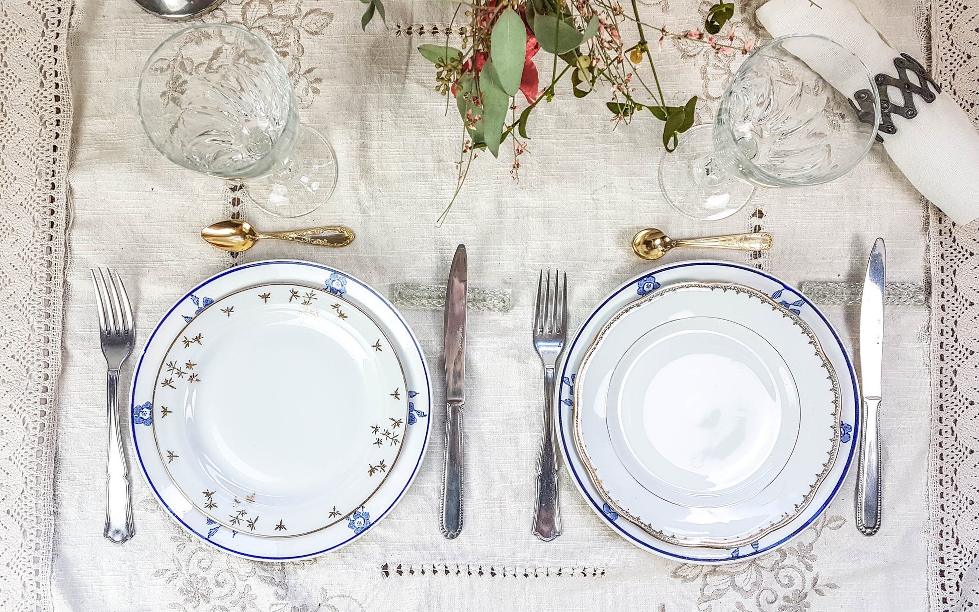 Service de table pour 2 personnes, 4 Assiettes dépareillées, couverts, verres MICHELLE - violn.fr