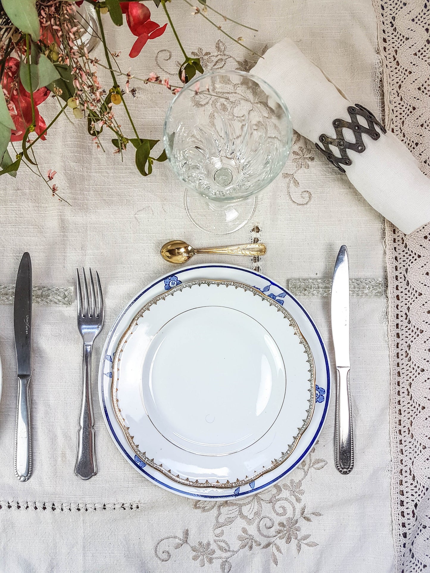 Service de table pour 2 personnes, 4 Assiettes dépareillées, couverts, verres MICHELLE - violn.fr