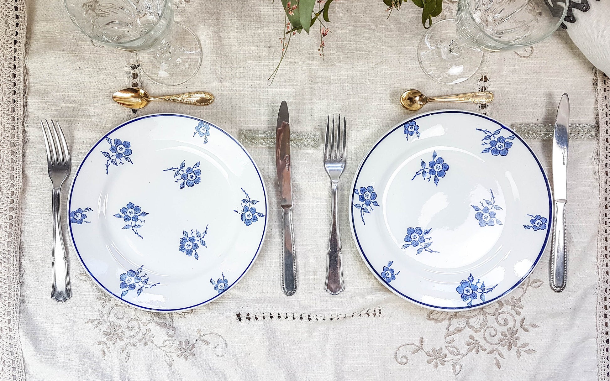 Service de table pour 2 personnes, 4 Assiettes dépareillées, couverts, verres MICHELLE - violn.fr