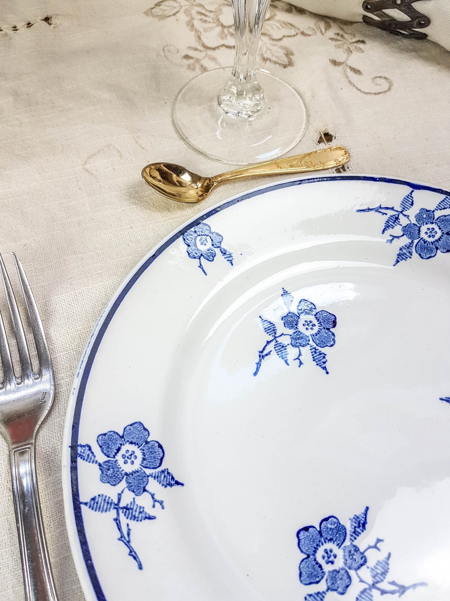 Service de table pour 2 personnes, 4 Assiettes dépareillées, couverts, verres MICHELLE - violn.fr