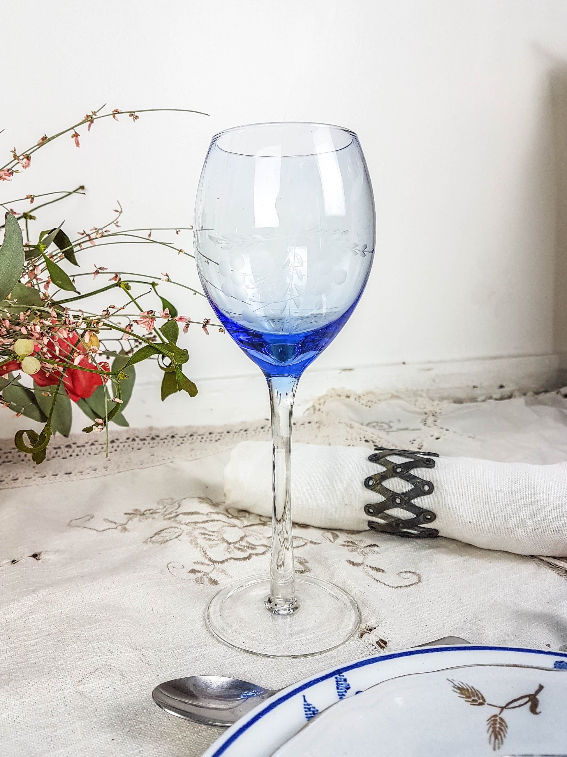 Service de table pour 2 personnes, 4 Assiettes dépareillées, couverts, verres MICHA - violn.fr