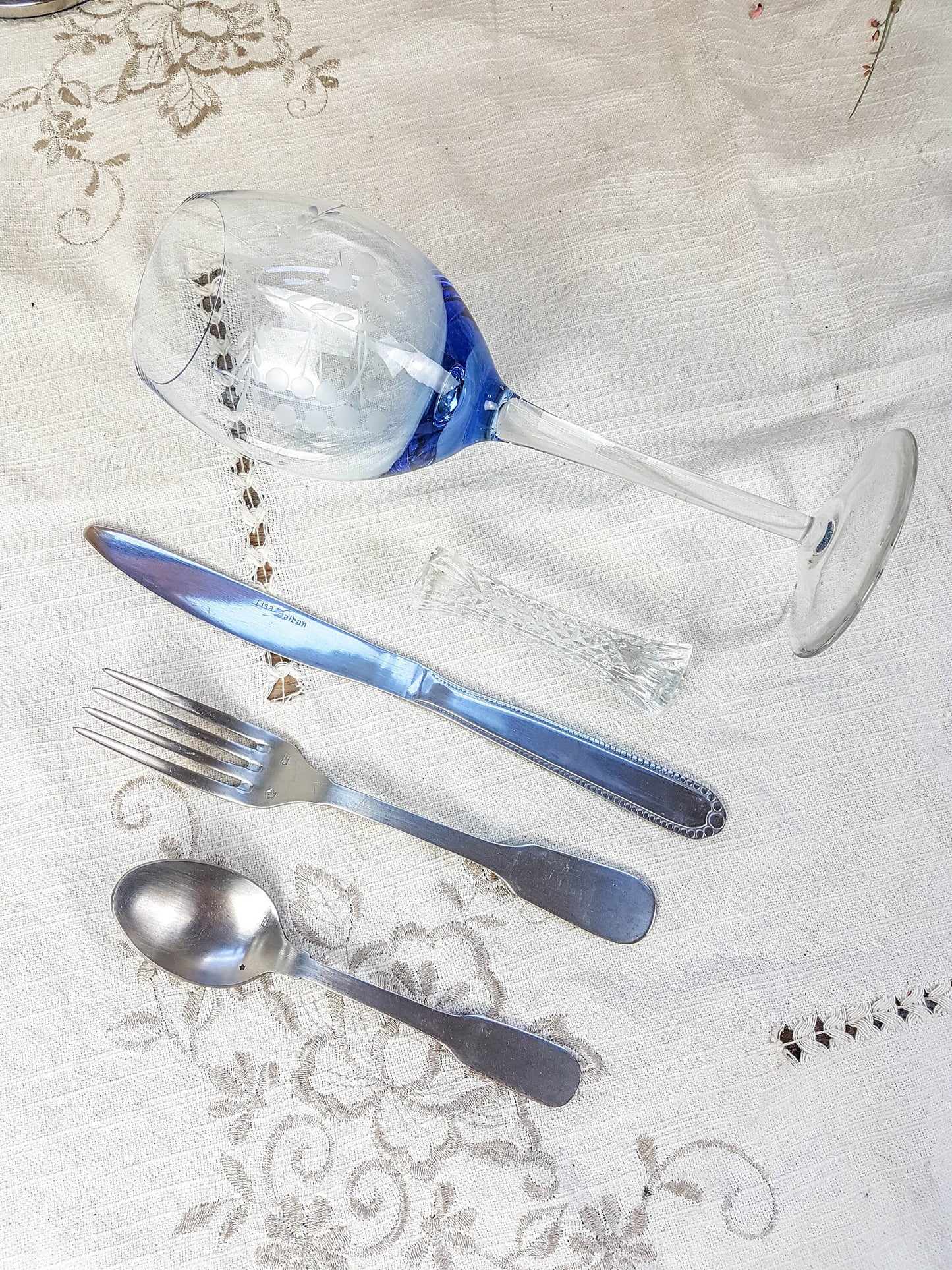 Service de table pour 2 personnes, 4 Assiettes dépareillées, couverts, verres MICHA - violn.fr