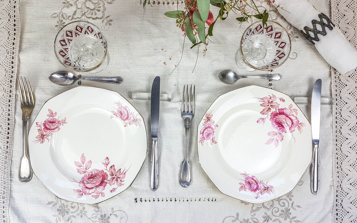 Service de table pour 2 personnes, 4 Assiettes dépareillées, couverts, verres ROSA - violn.fr