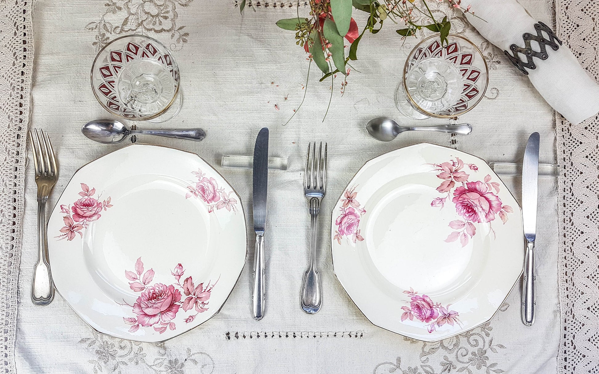 Service de table pour 2 personnes, 4 Assiettes dépareillées, couverts, verres ROSA - violn.fr