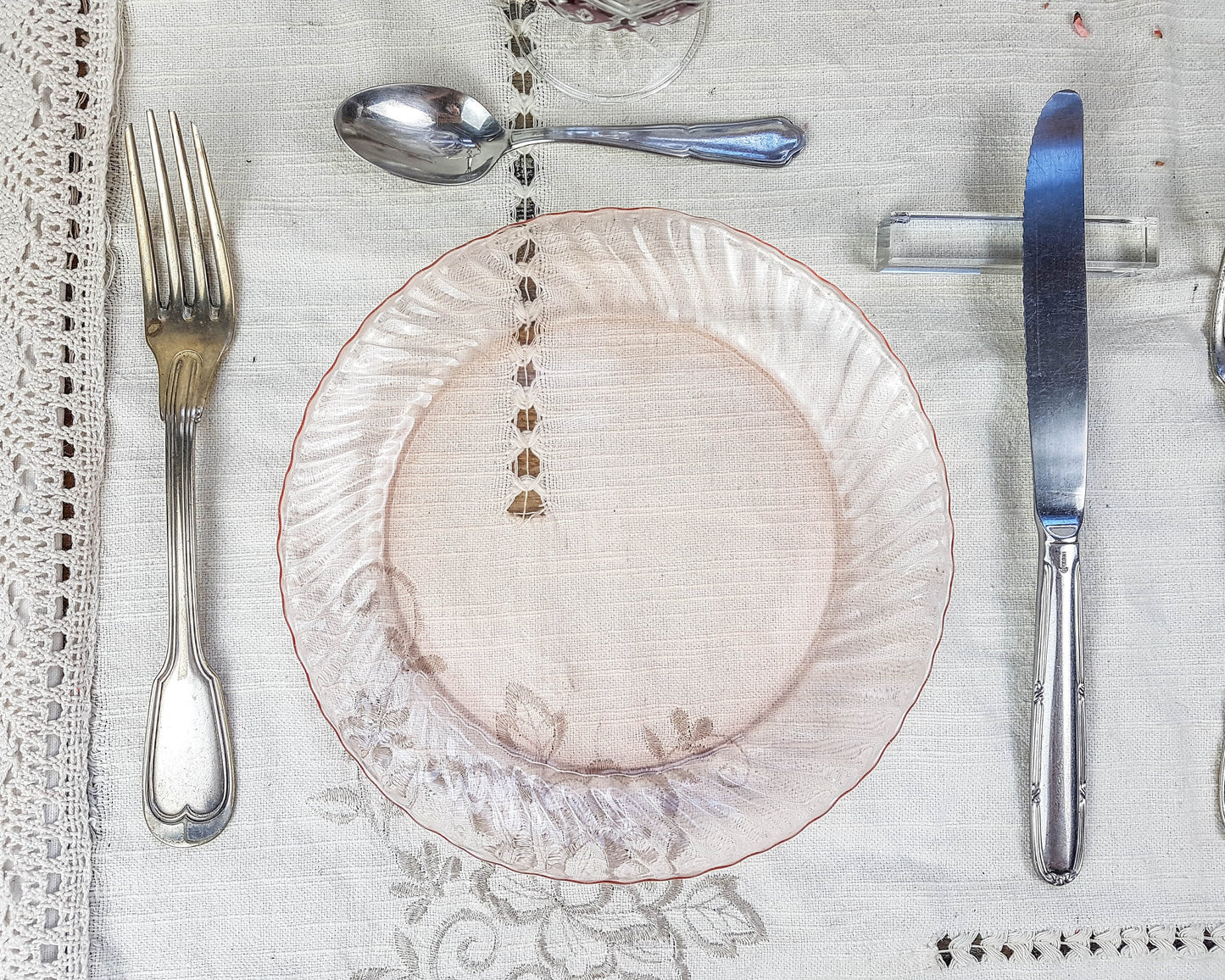 Service de table pour 2 personnes, 4 Assiettes dépareillées, couverts, verres ROSA - violn.fr
