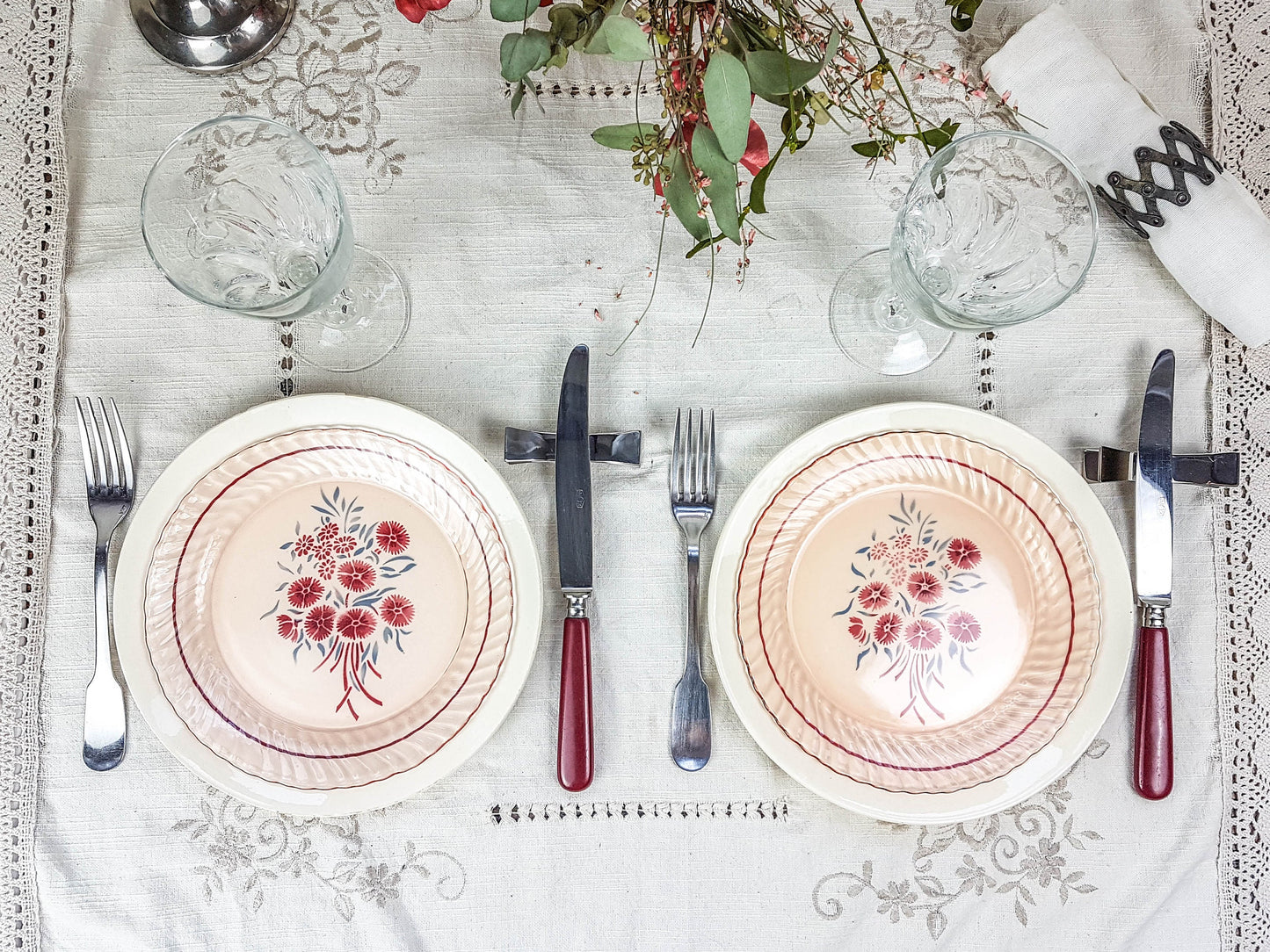 Service de table pour 2 personnes, 4 Assiettes dépareillées, couverts, verres FRANCINE - violn.fr