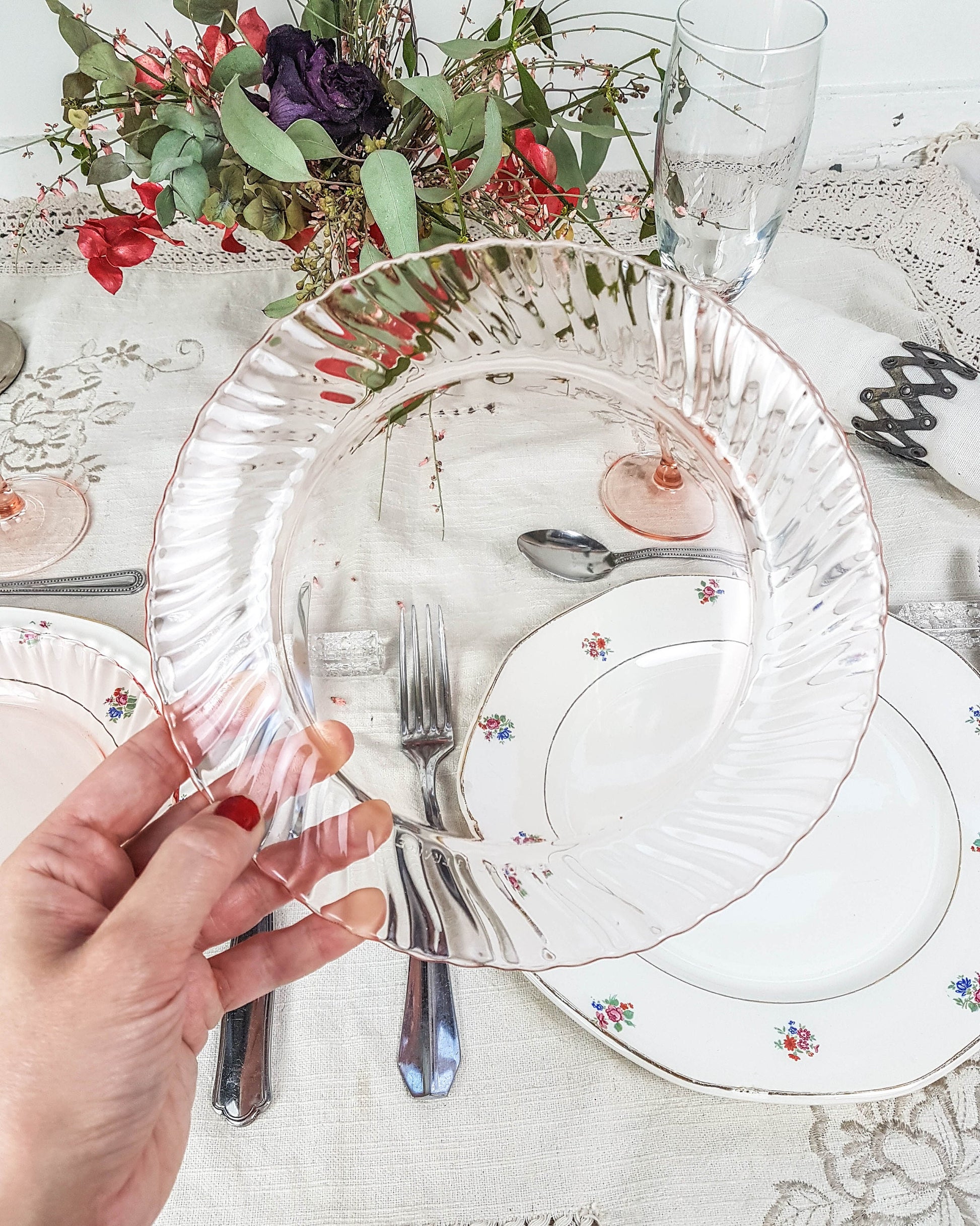 Service de table pour 2 personnes, 4 Assiettes dépareillées, couverts, verres FRANCINE - violn.fr