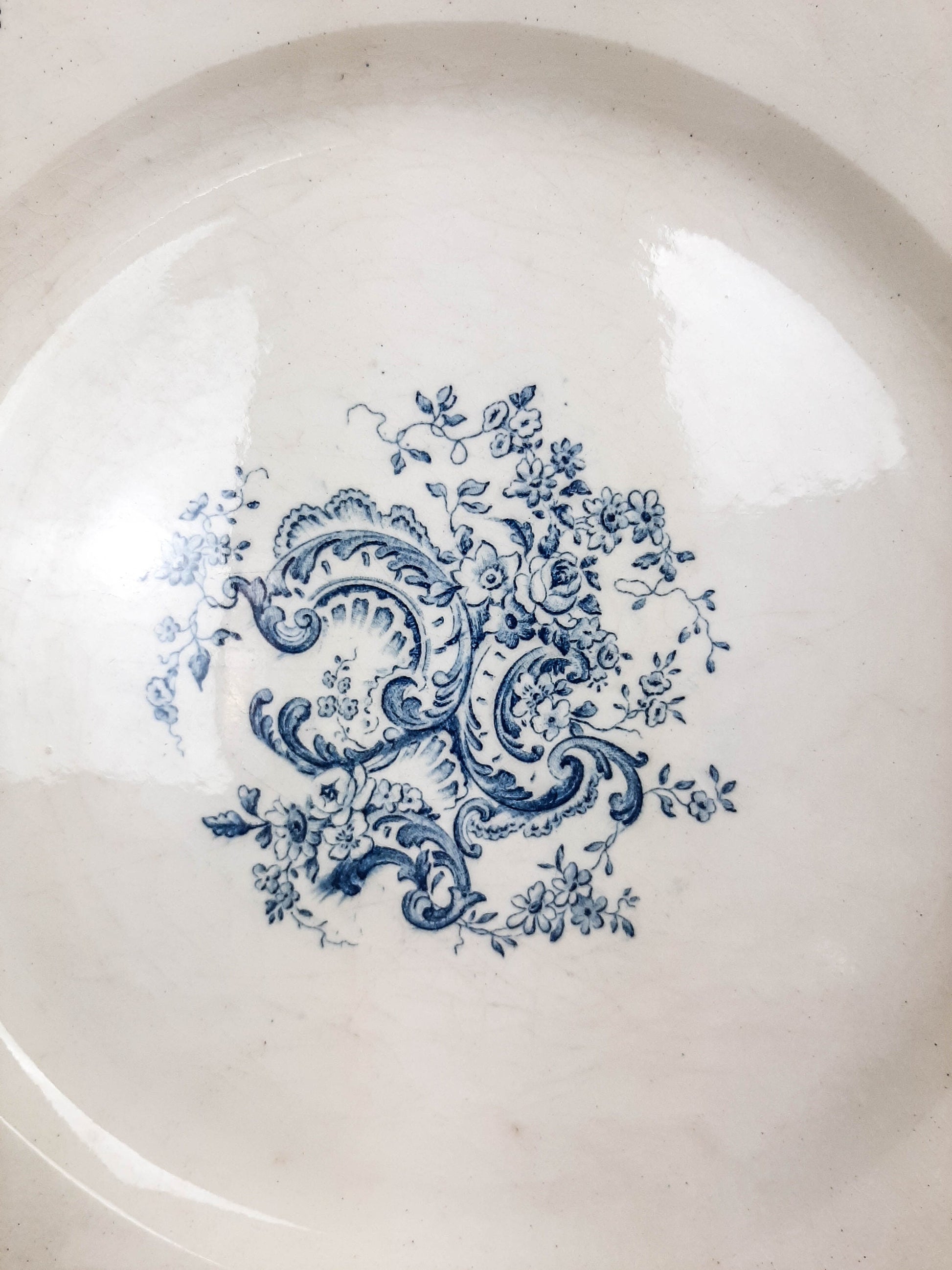 Plat rond Gien modèle LOUIS XV - violn.fr