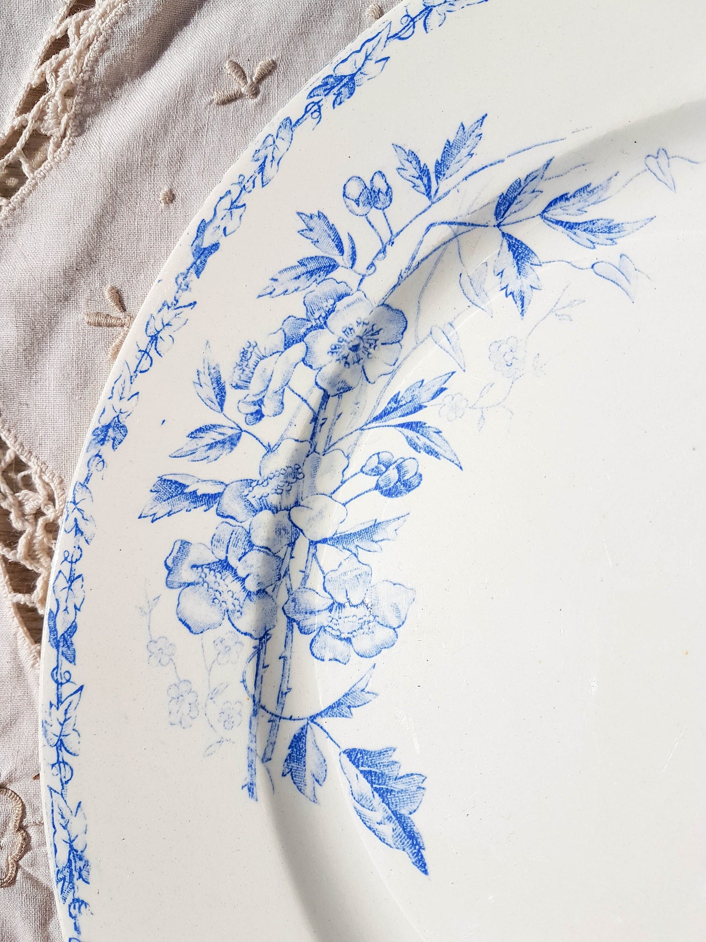 Round dish Terre de fer Katecrown blue floral pattern