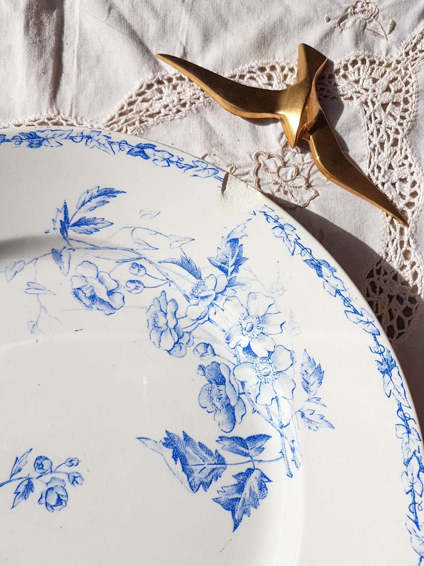 Round dish Terre de fer Katecrown blue floral pattern