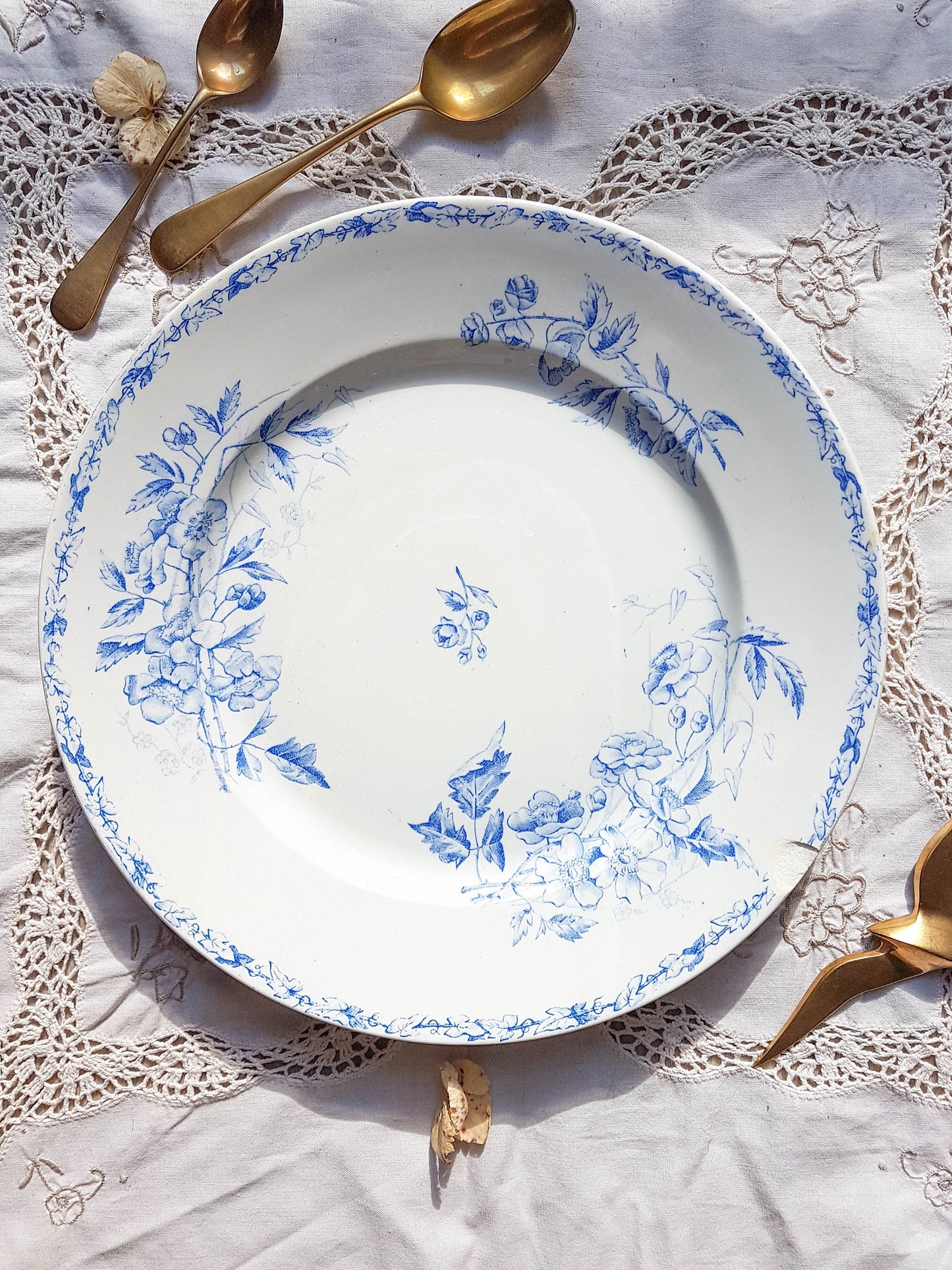 Round dish Terre de fer Katecrown blue floral pattern