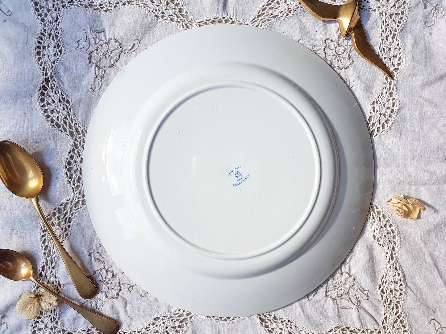 Round dish Terre de fer Katecrown blue floral pattern
