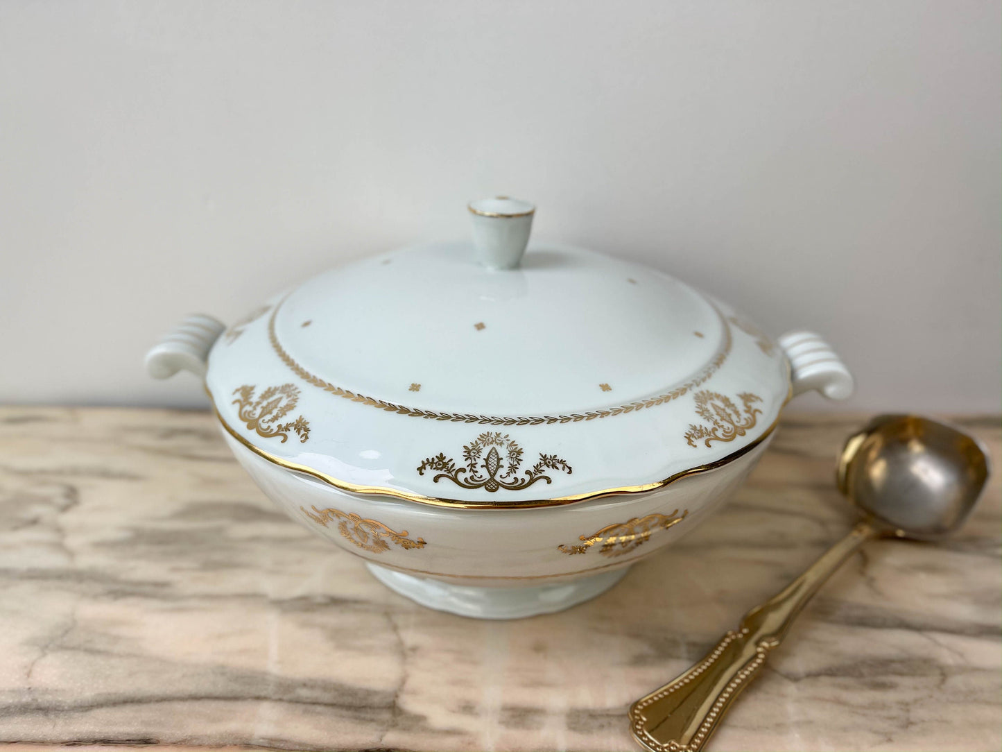 Soupière en porcelaine de Berry Blanche doré