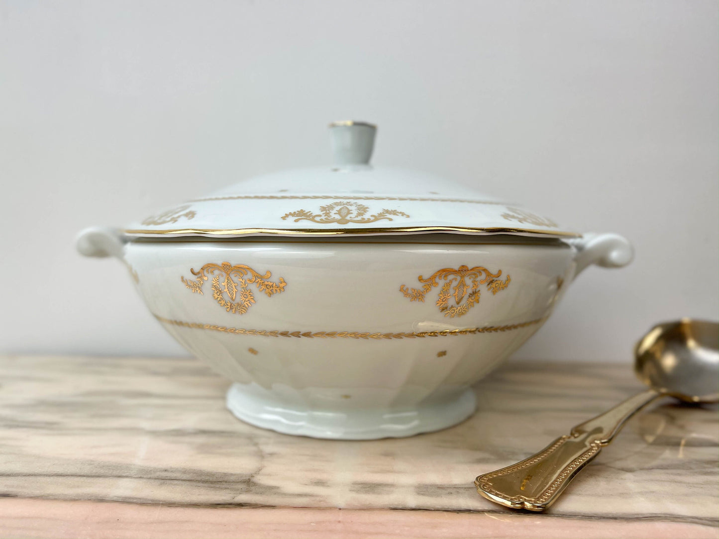 Soupière en porcelaine de Berry Blanche doré