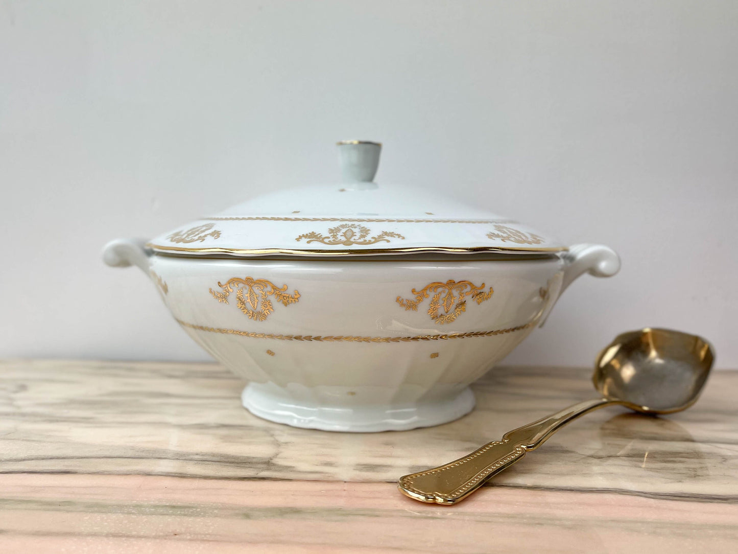 Soupière en porcelaine de Berry Blanche doré