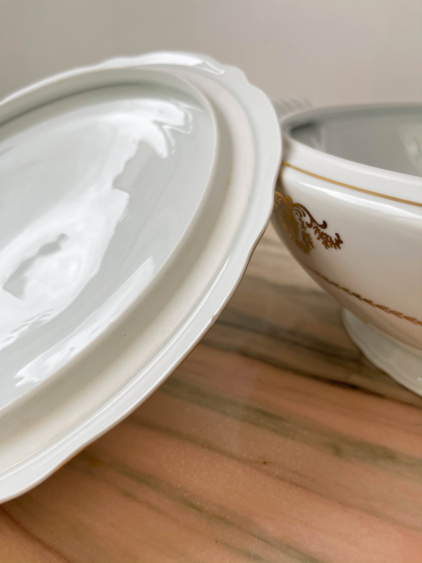 Soupière en porcelaine de Berry Blanche doré