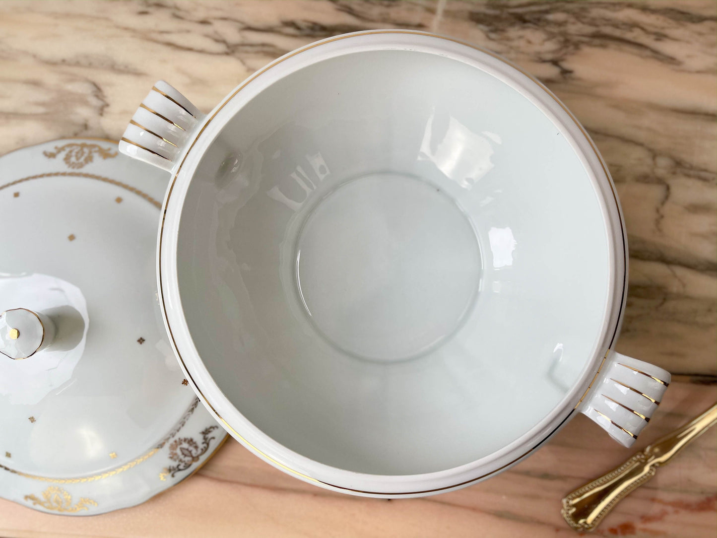 Soupière en porcelaine de Berry Blanche doré