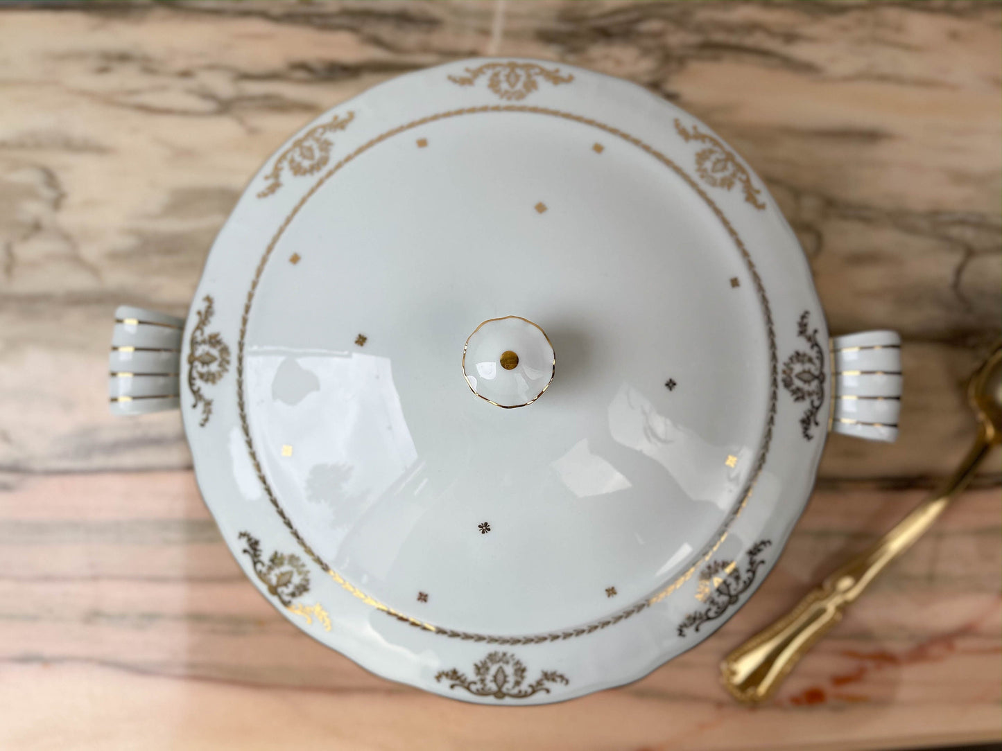 Soupière en porcelaine de Berry Blanche doré