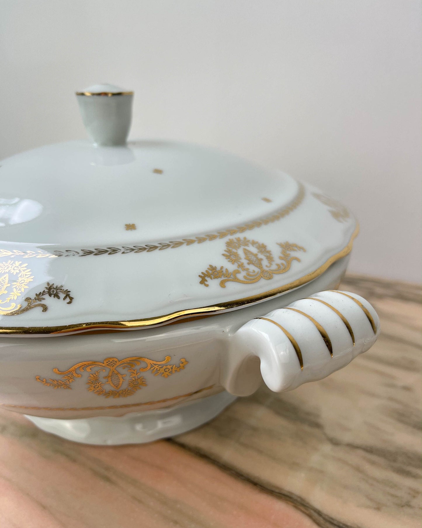 Soupière en porcelaine de Berry Blanche doré