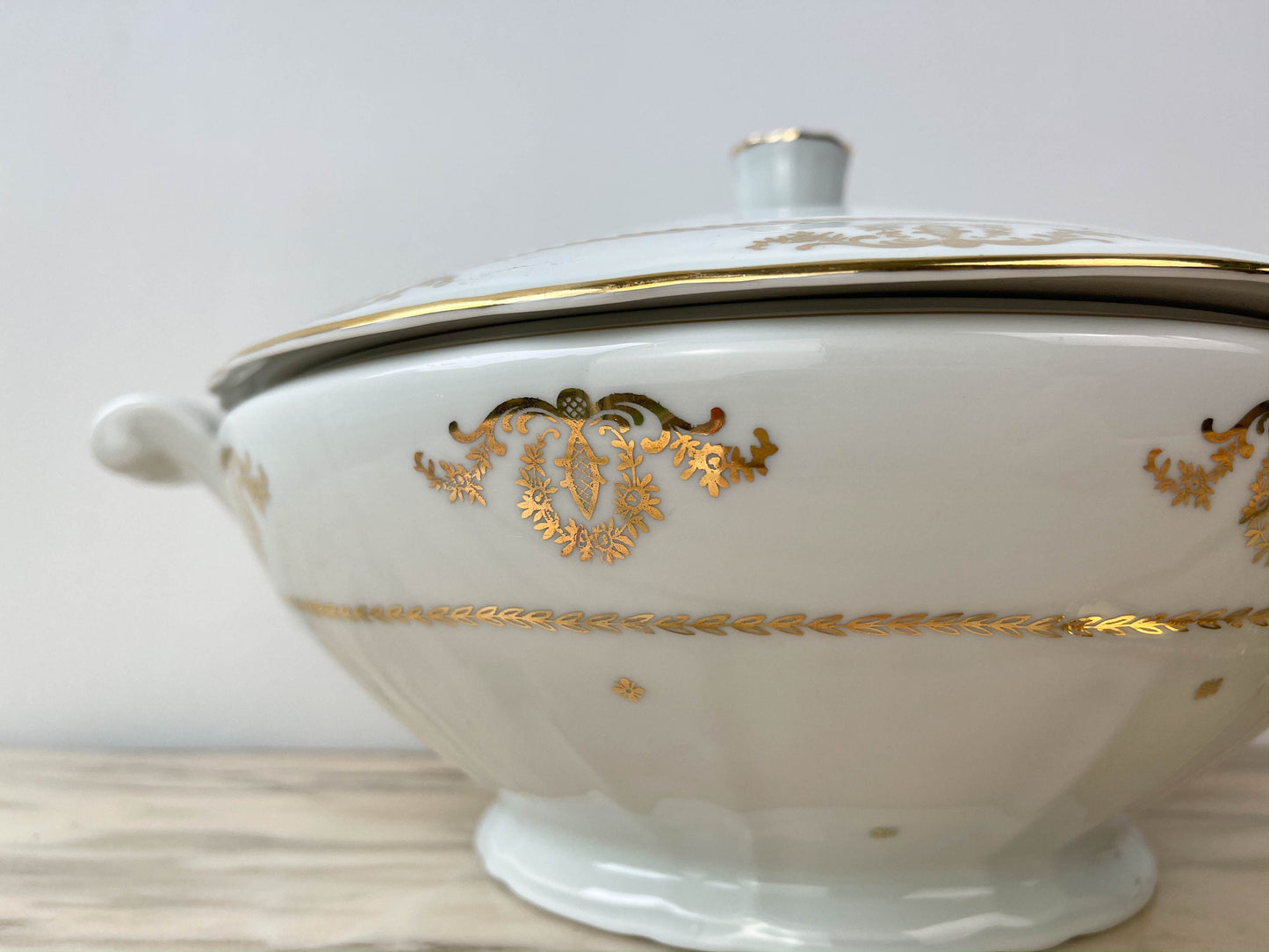 Soupière en porcelaine de Berry Blanche doré