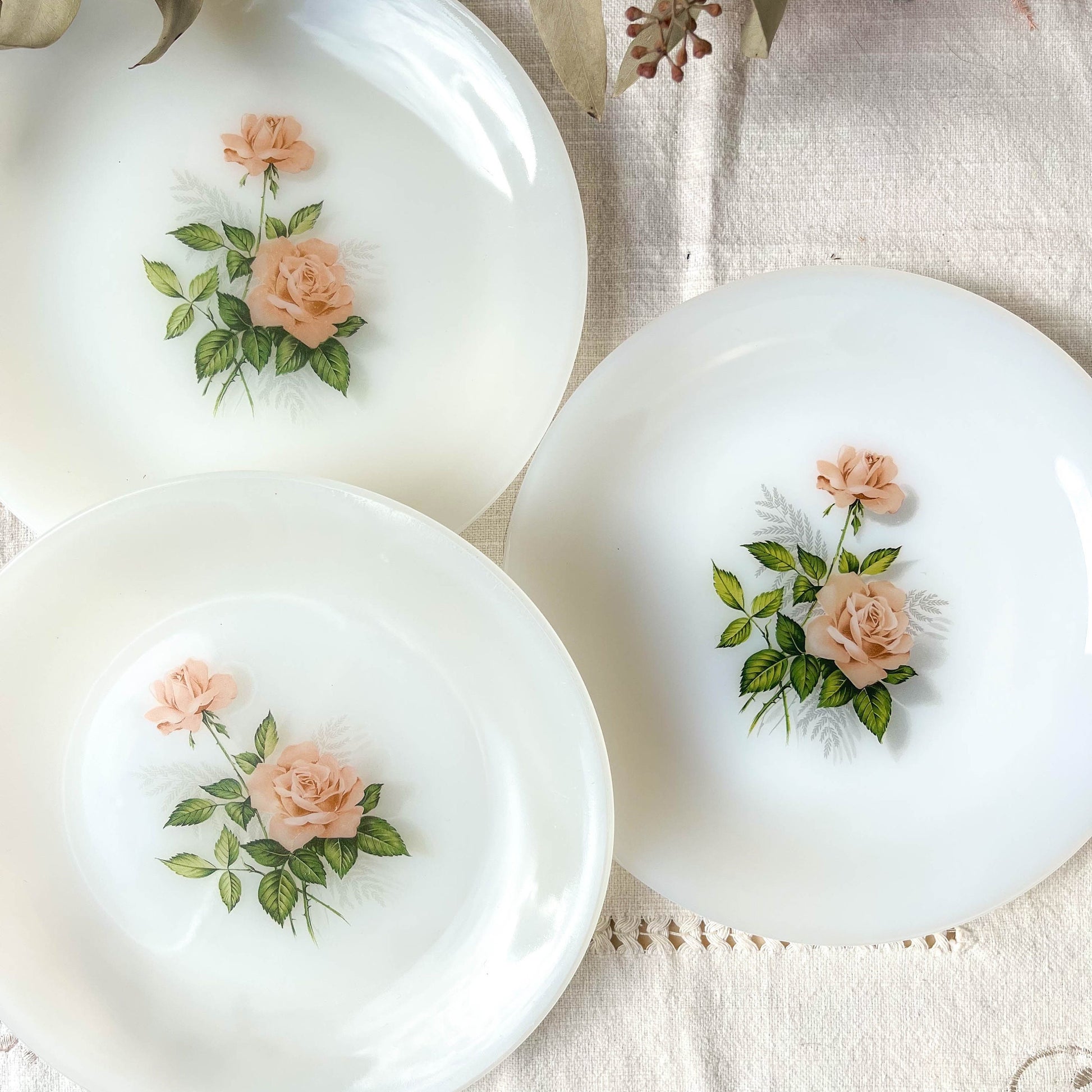 3 Petites assiettes ARCOPAL fleuris - violn.fr