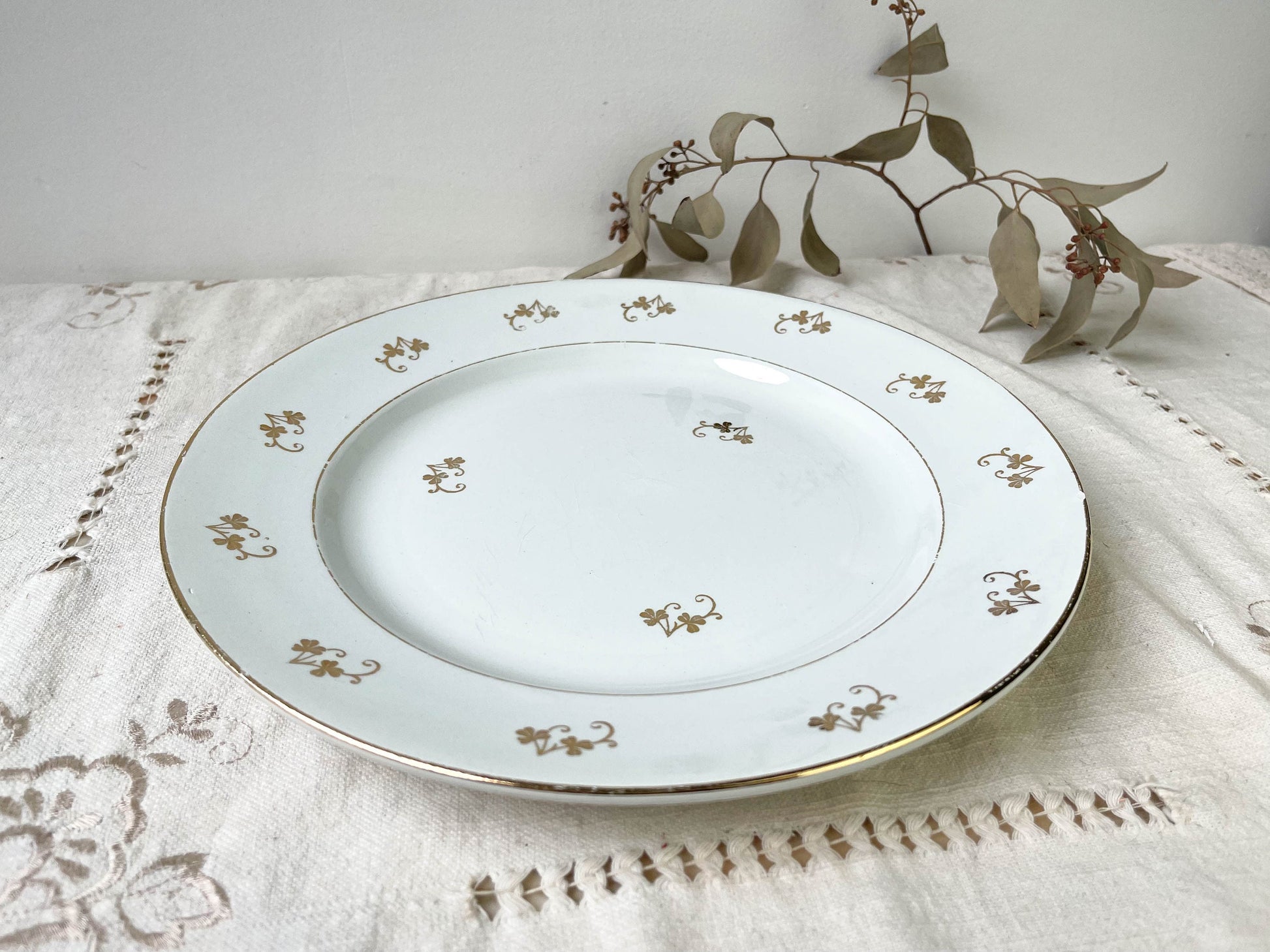 Plat rond en porcelaine St Amand motif petites fleurs dorées - violn.fr