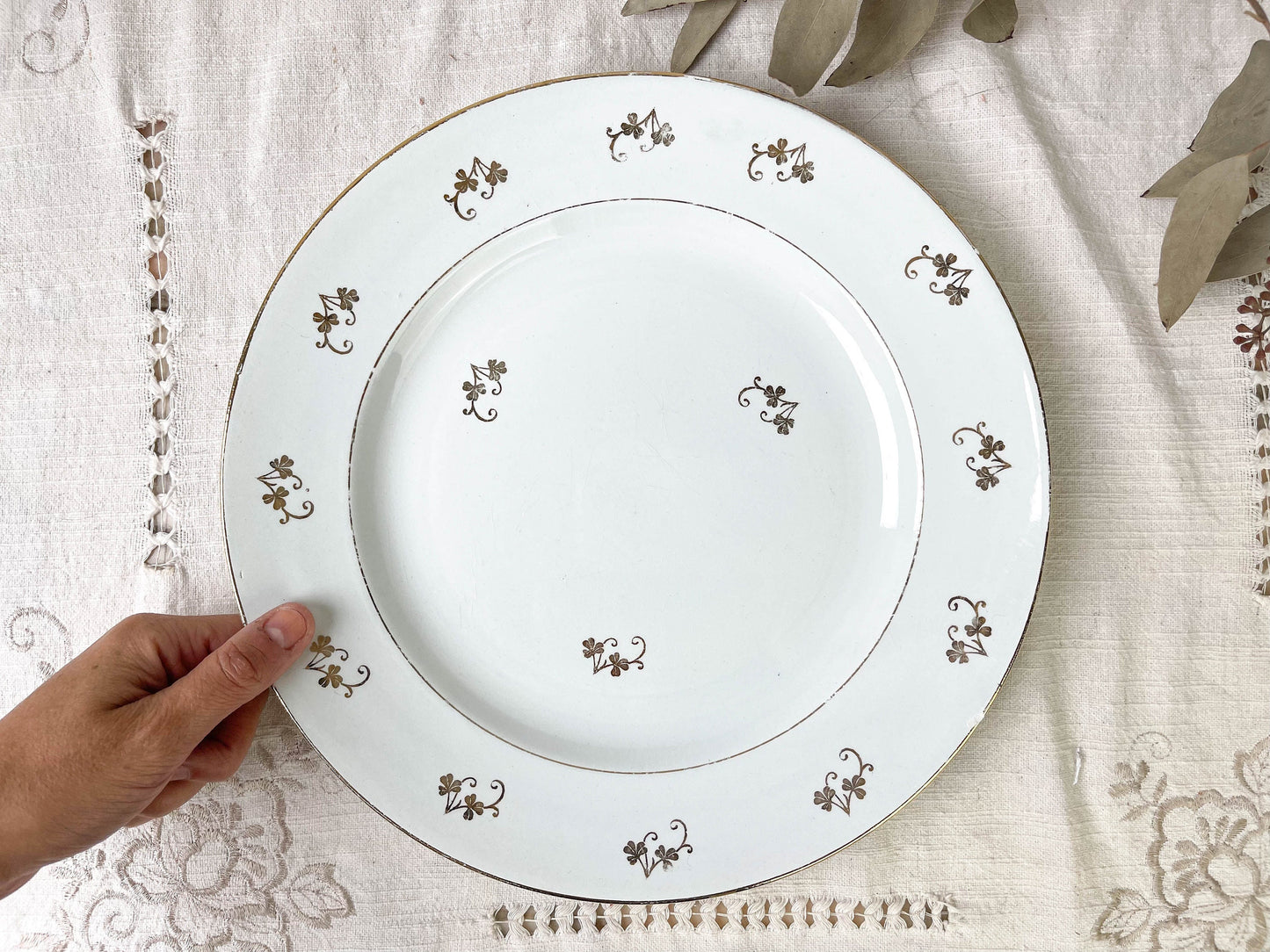 Plat rond en porcelaine St Amand motif petites fleurs dorées - violn.fr