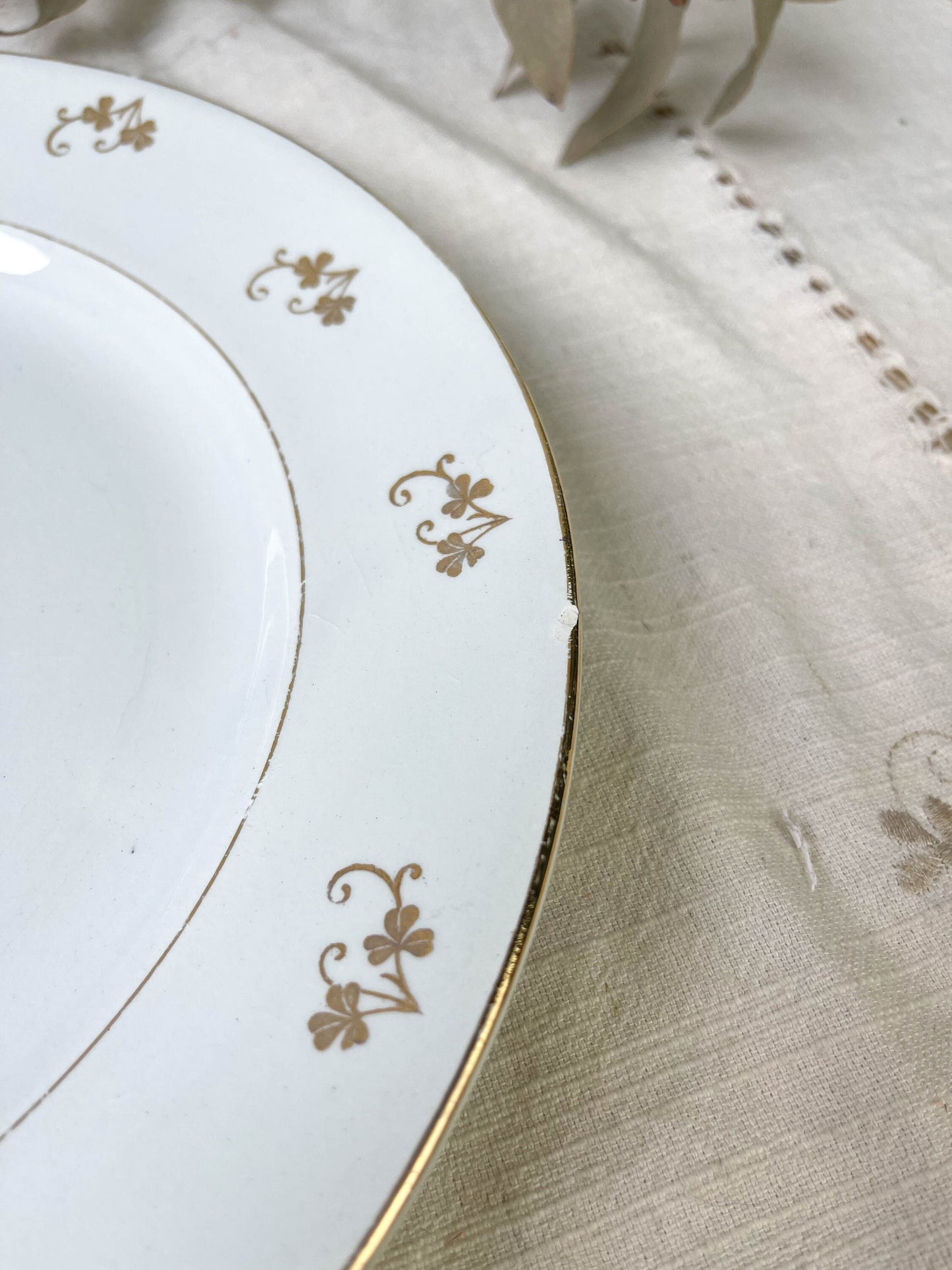 Plat rond en porcelaine St Amand motif petites fleurs dorées - violn.fr