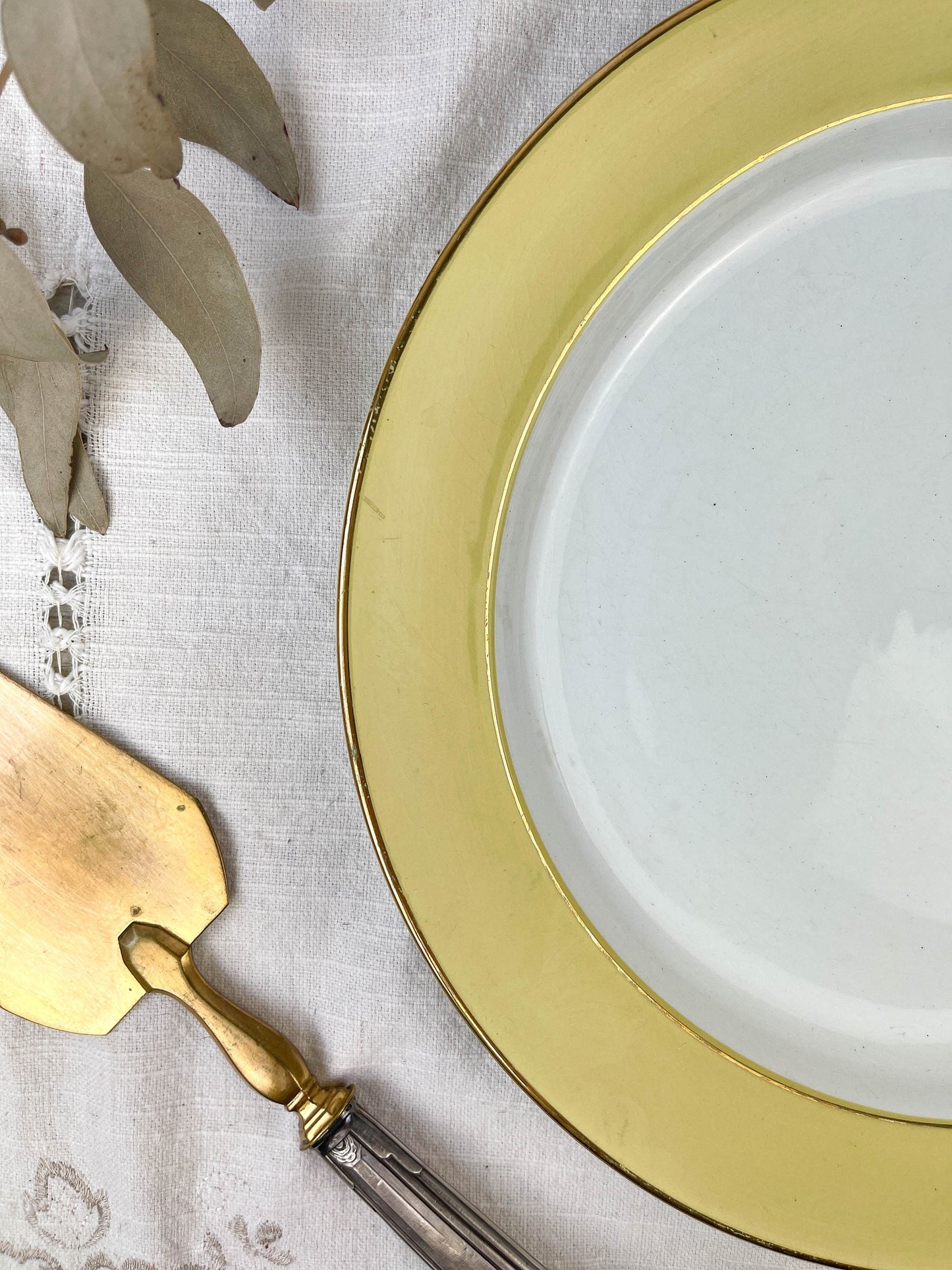 Round dish Golden yellow L'AMANDINOISE model 7894