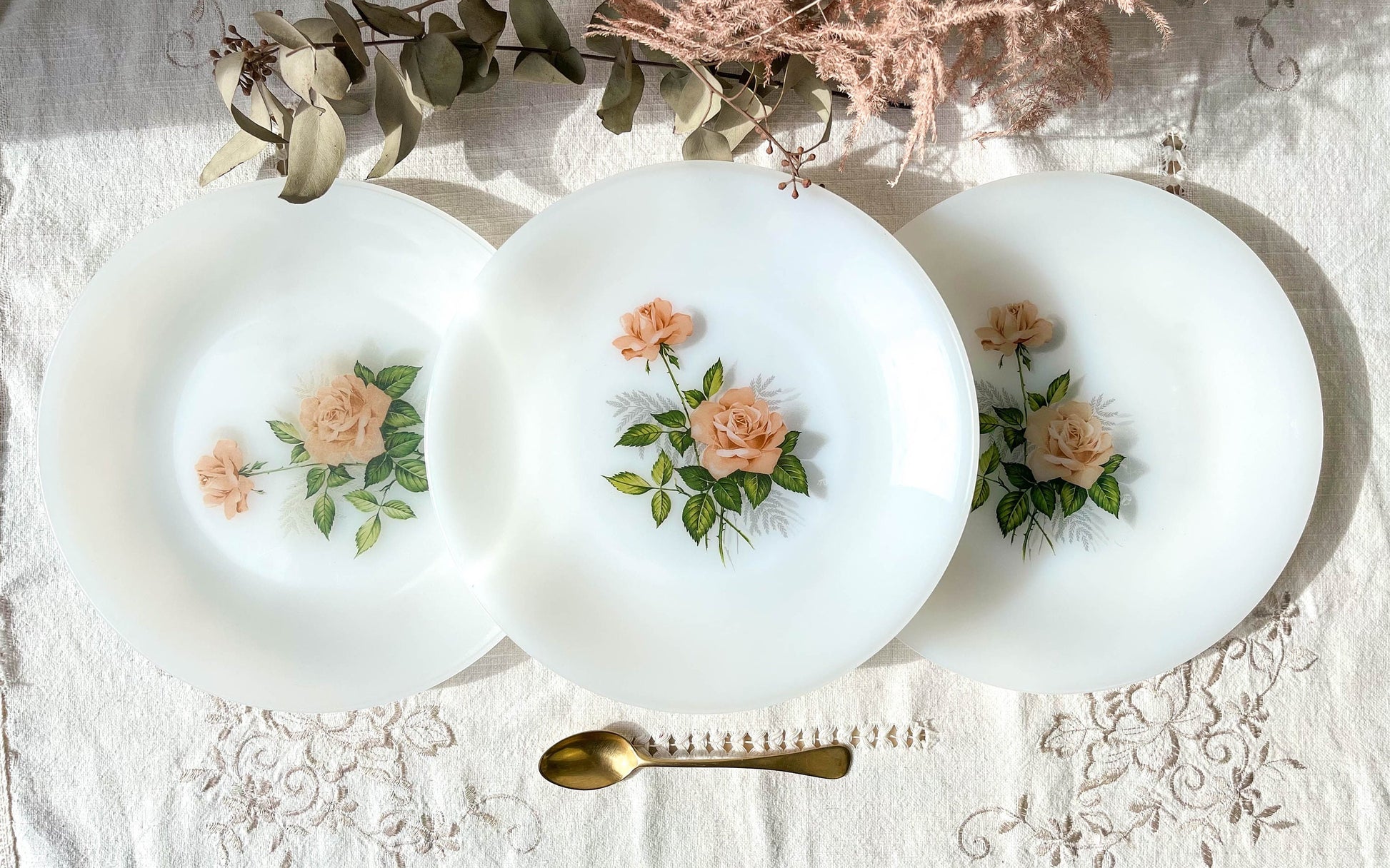 3 Assiettes ARCOPAL fleuris, 1950 - violn.fr