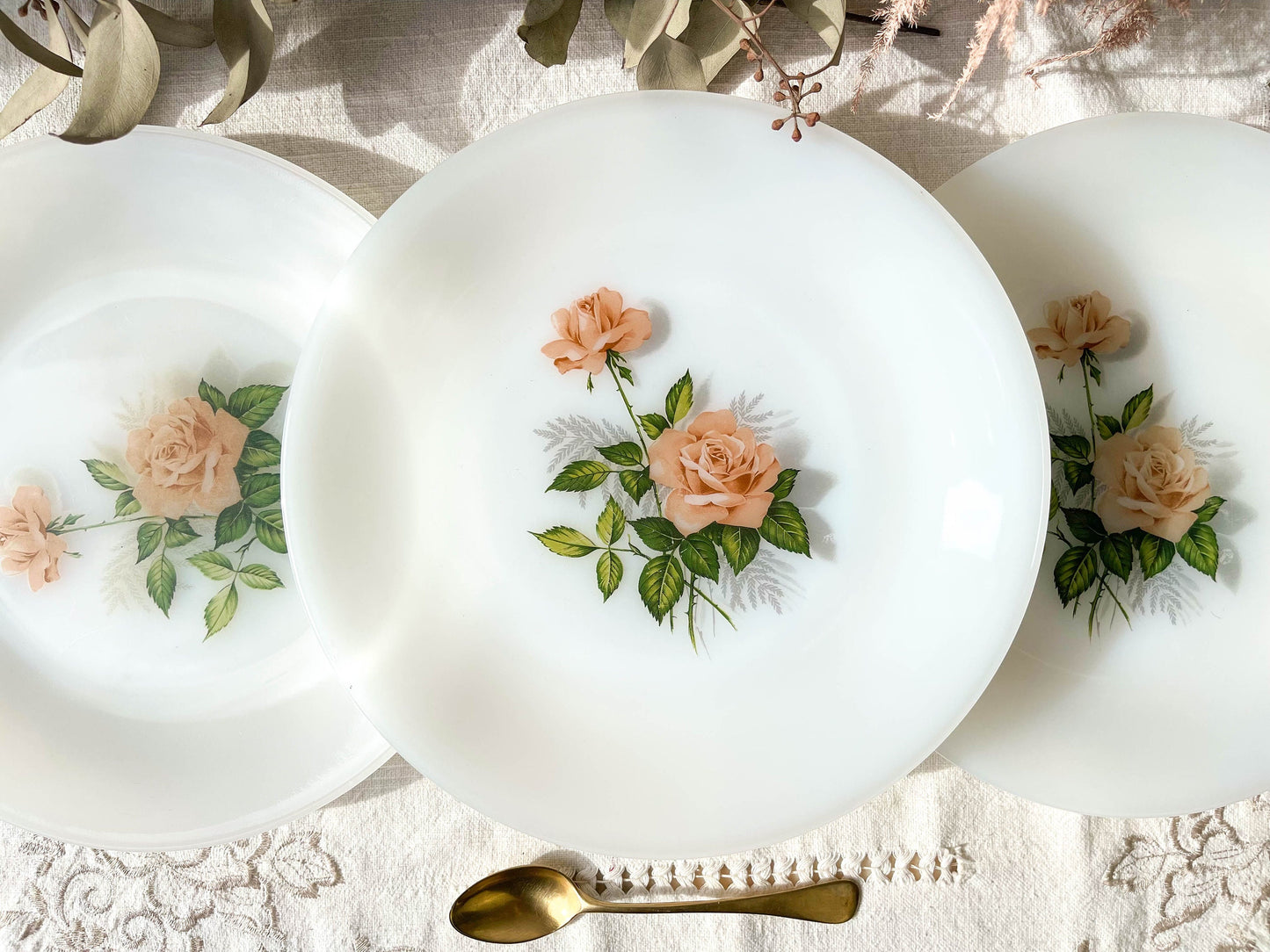 3 Assiettes ARCOPAL fleuris, 1950 - violn.fr