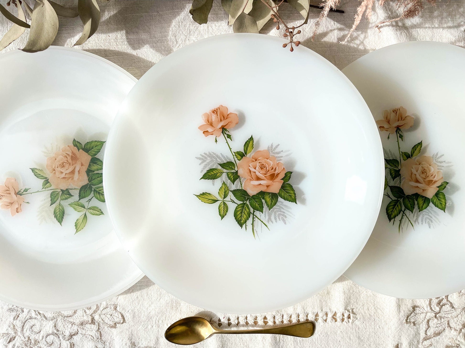 3 Assiettes ARCOPAL fleuris, 1950 - violn.fr