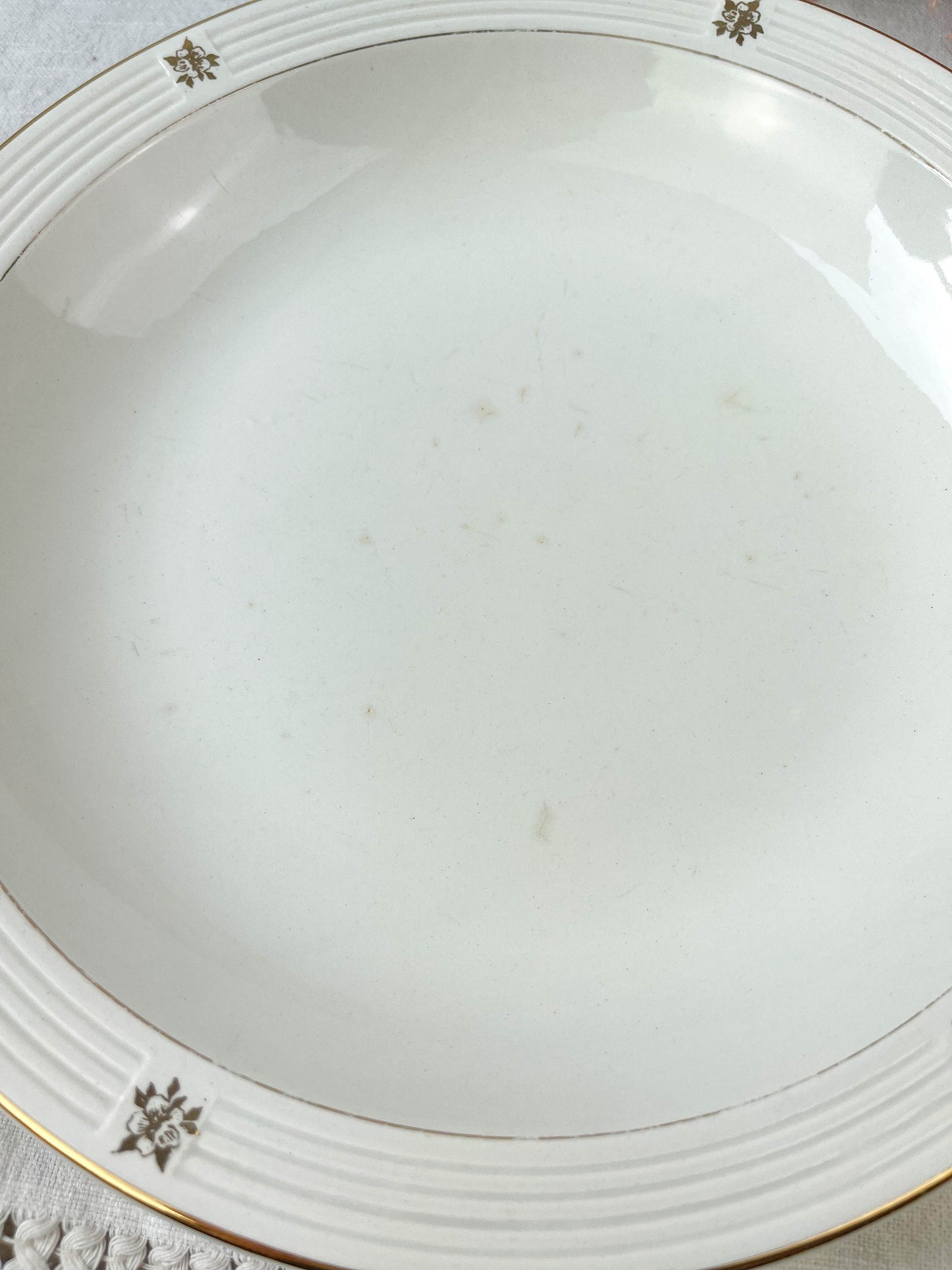 Plat creux Terre de fer SALINS motif petites fleurs dorées - violn.fr