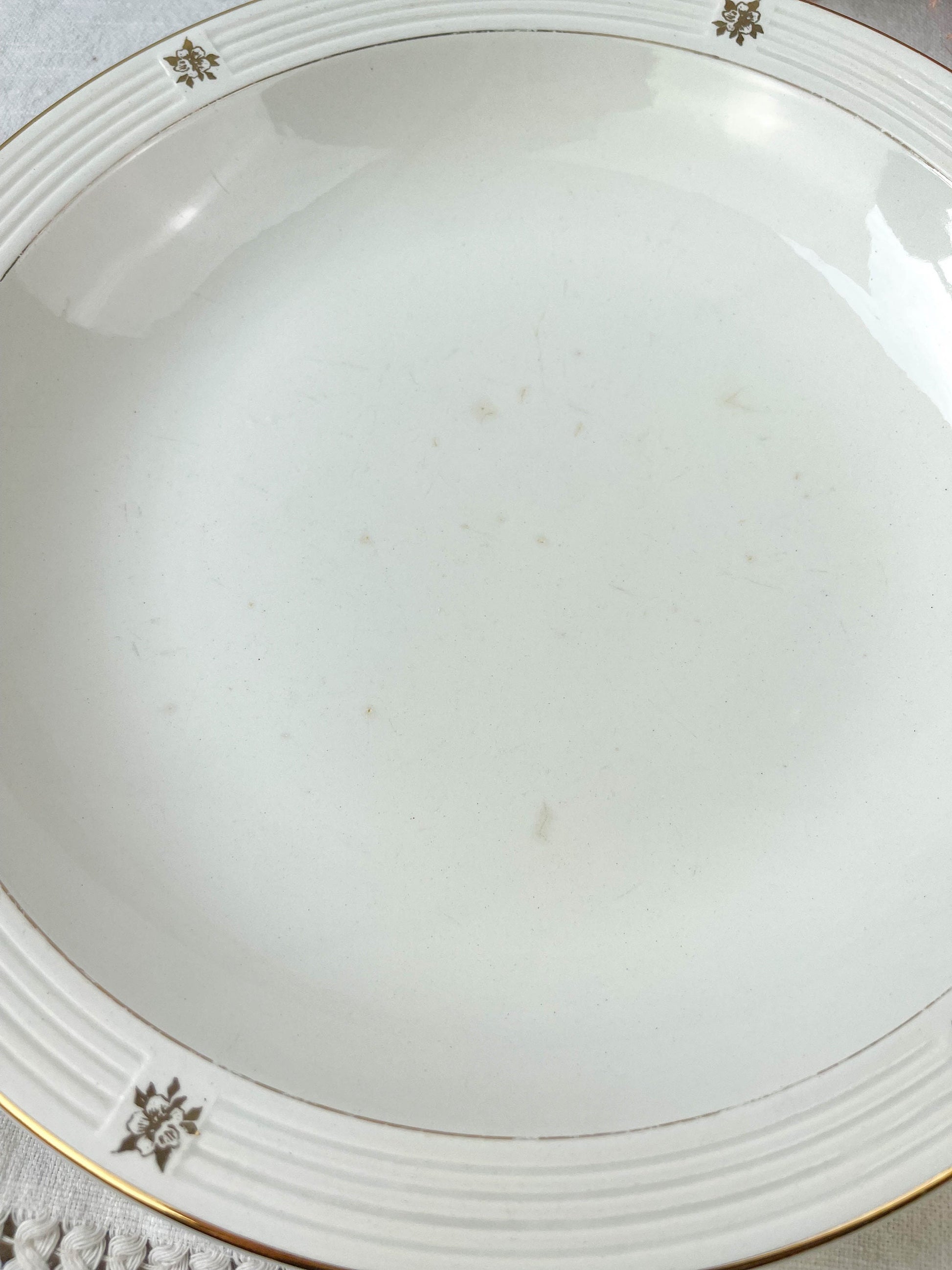 Plat creux Terre de fer SALINS motif petites fleurs dorées - violn.fr