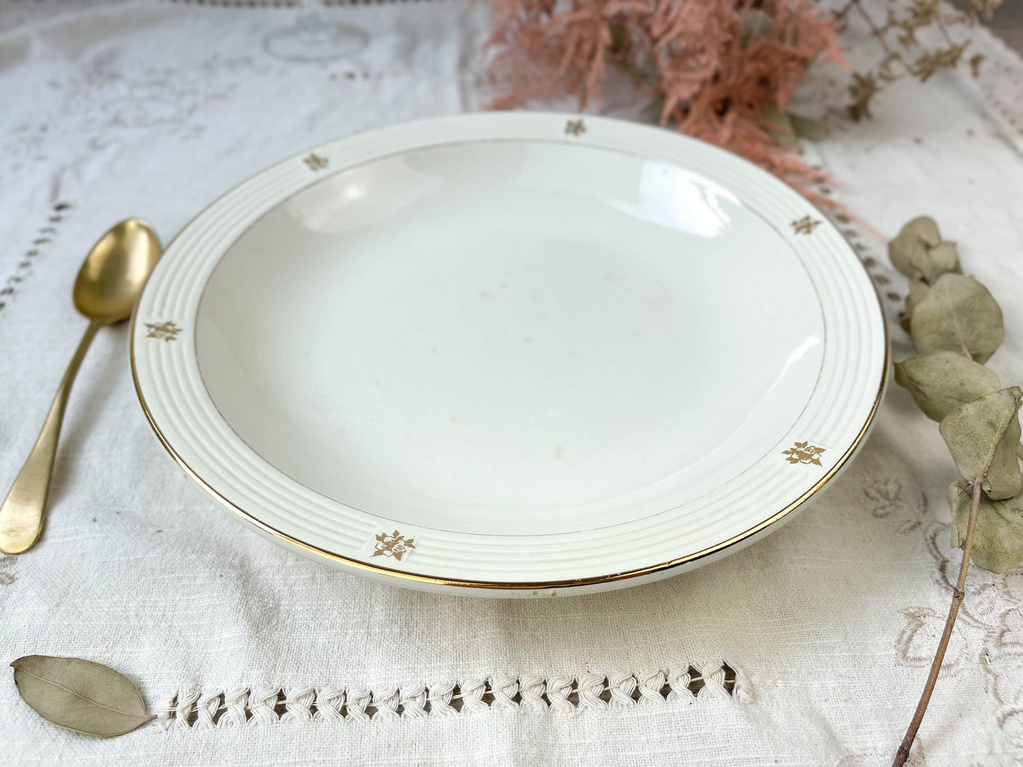 Plat creux Terre de fer SALINS motif petites fleurs dorées - violn.fr