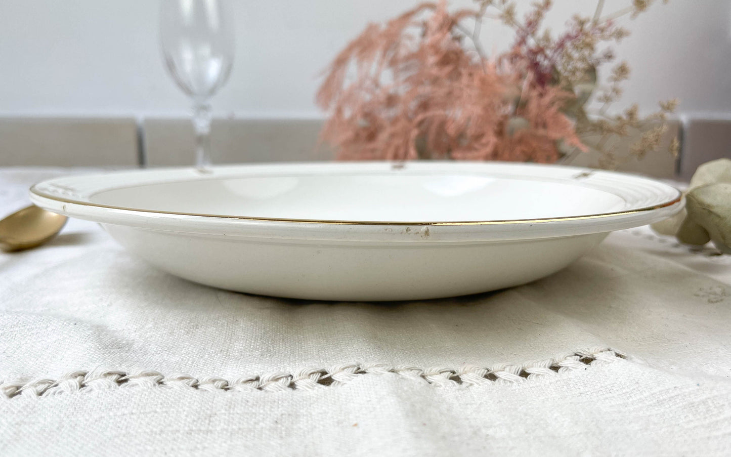 Plat creux Terre de fer SALINS motif petites fleurs dorées - violn.fr