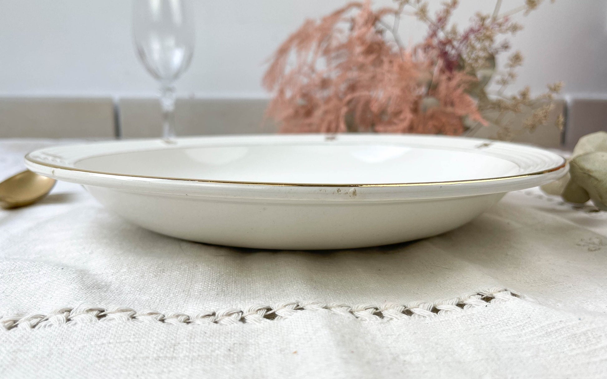 Plat creux Terre de fer SALINS motif petites fleurs dorées - violn.fr
