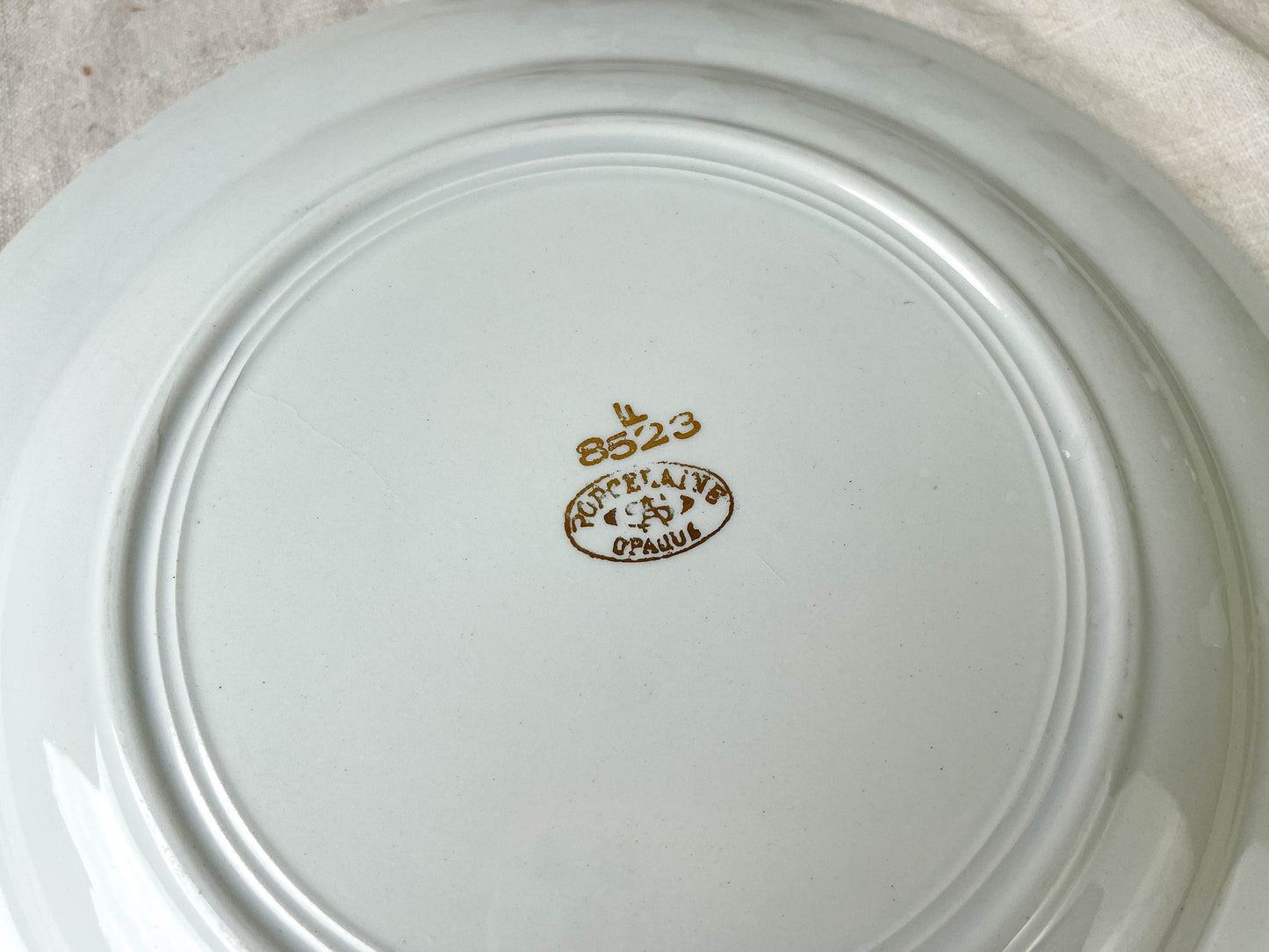 Plat rond en porcelaine St Amand motif petites fleurs dorées - violn.fr