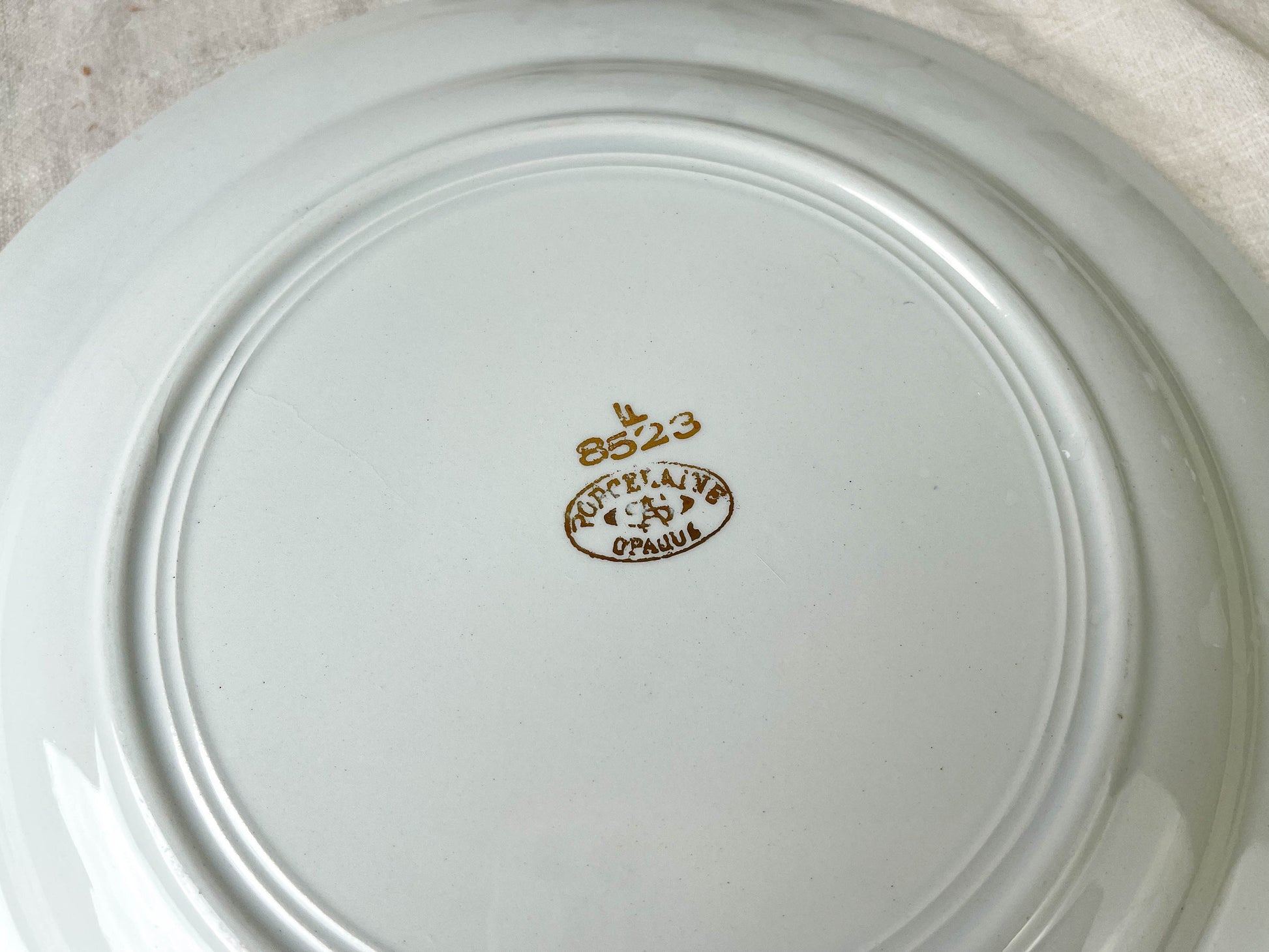 Plat rond en porcelaine St Amand motif petites fleurs dorées - violn.fr