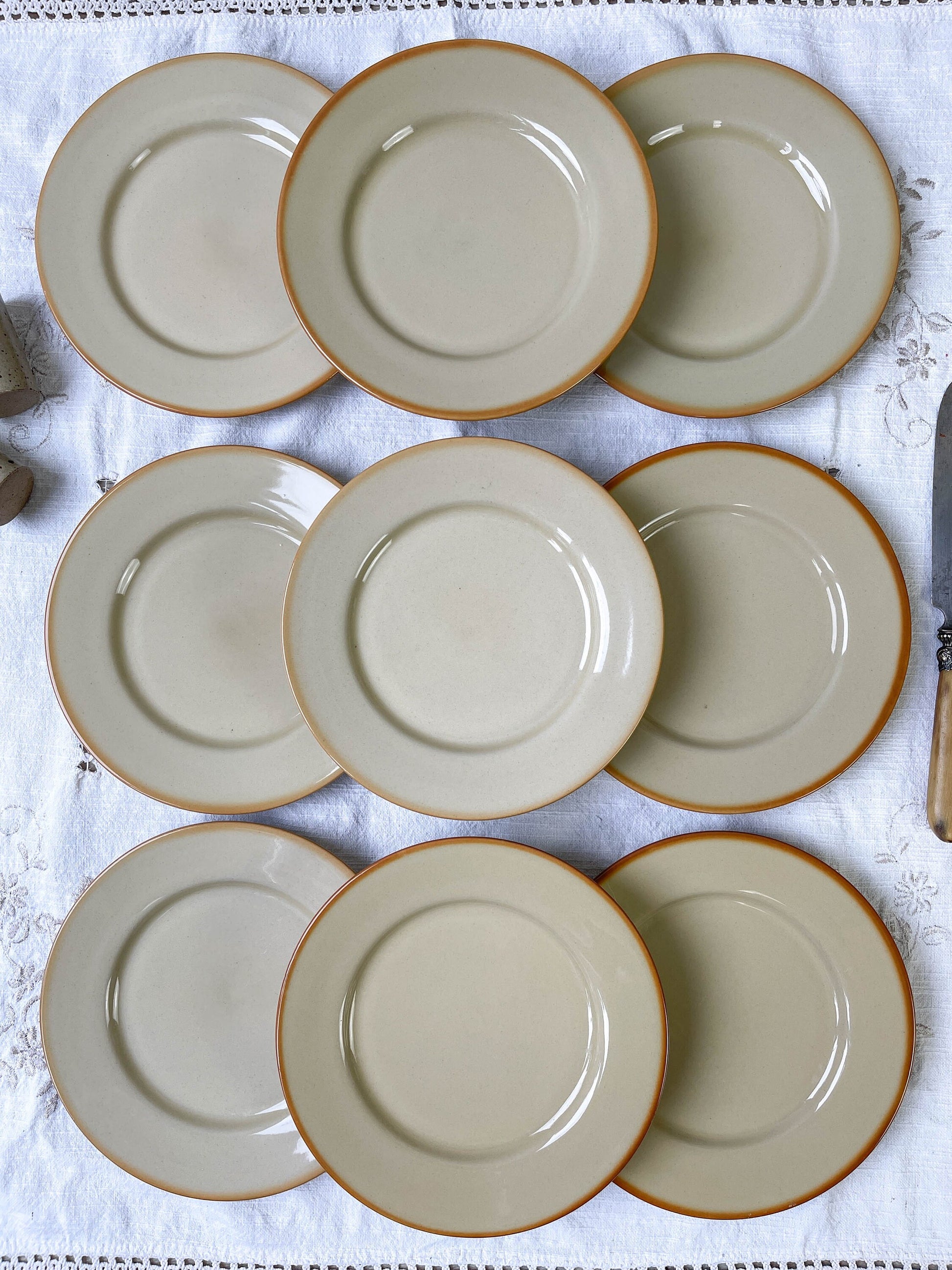 9 Petites assiettes en grès beige Tulowice mid century - violn.fr