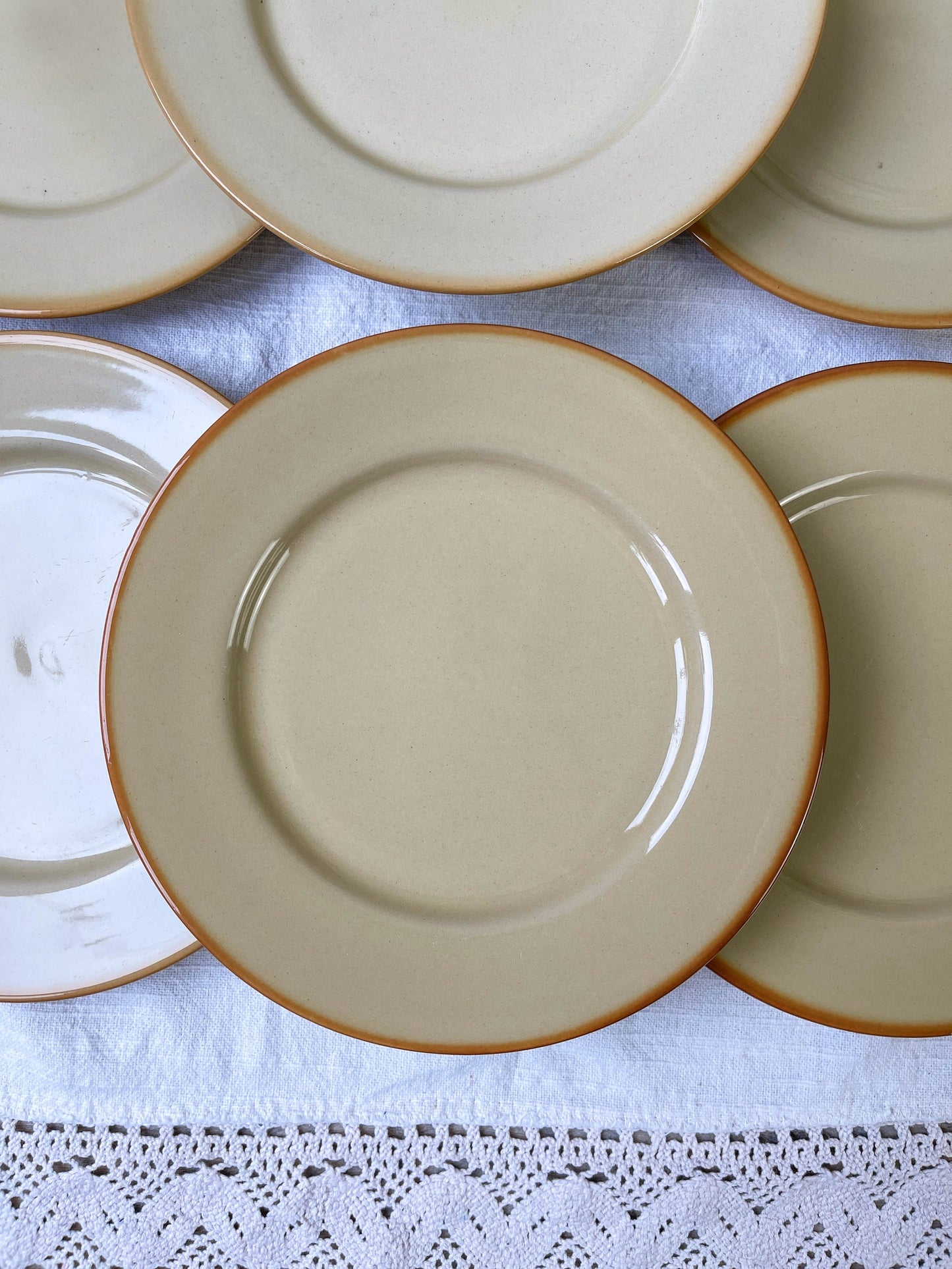 9 Petites assiettes en grès beige Tulowice mid century - violn.fr