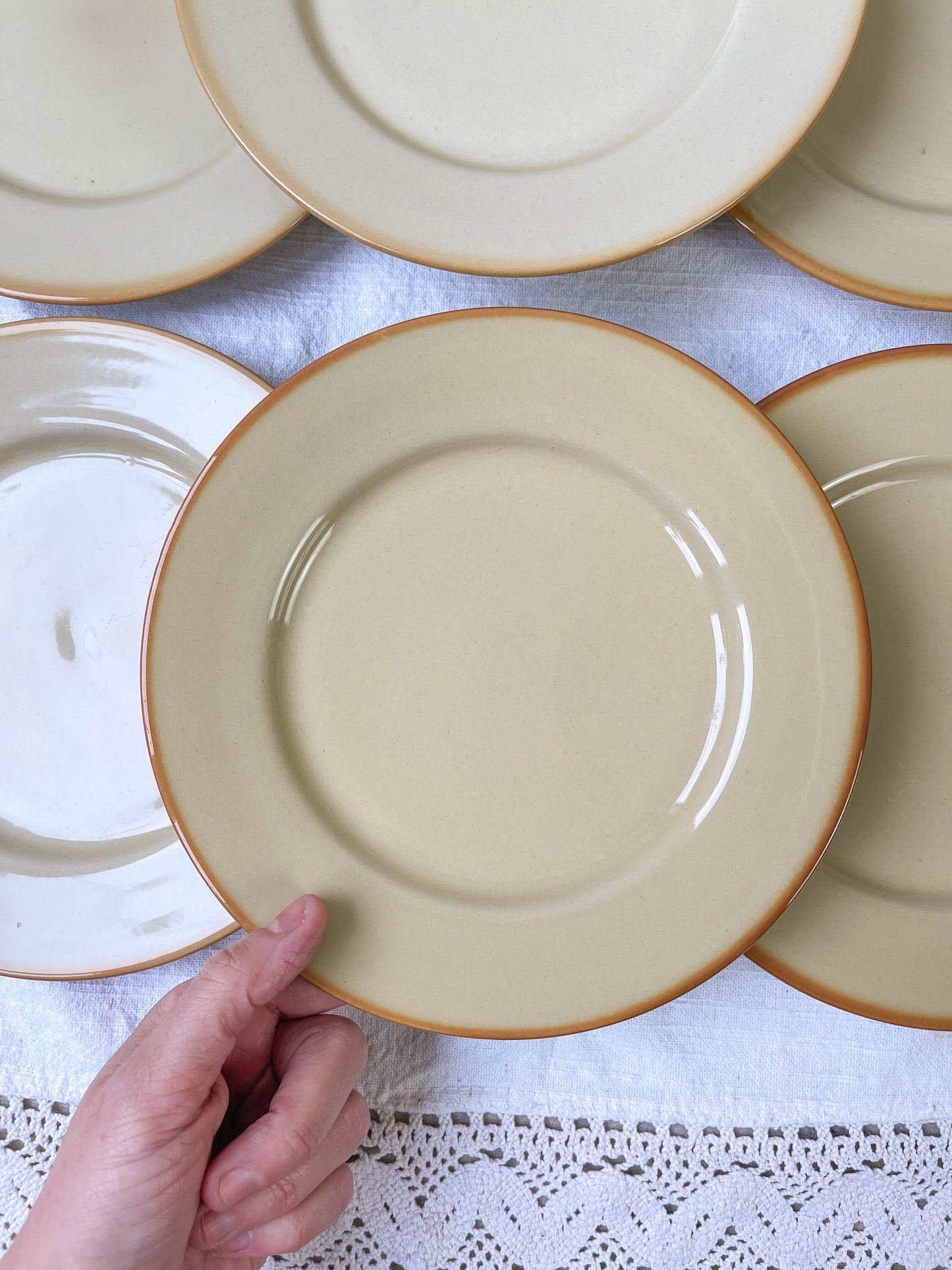9 Petites assiettes en grès beige Tulowice mid century - violn.fr