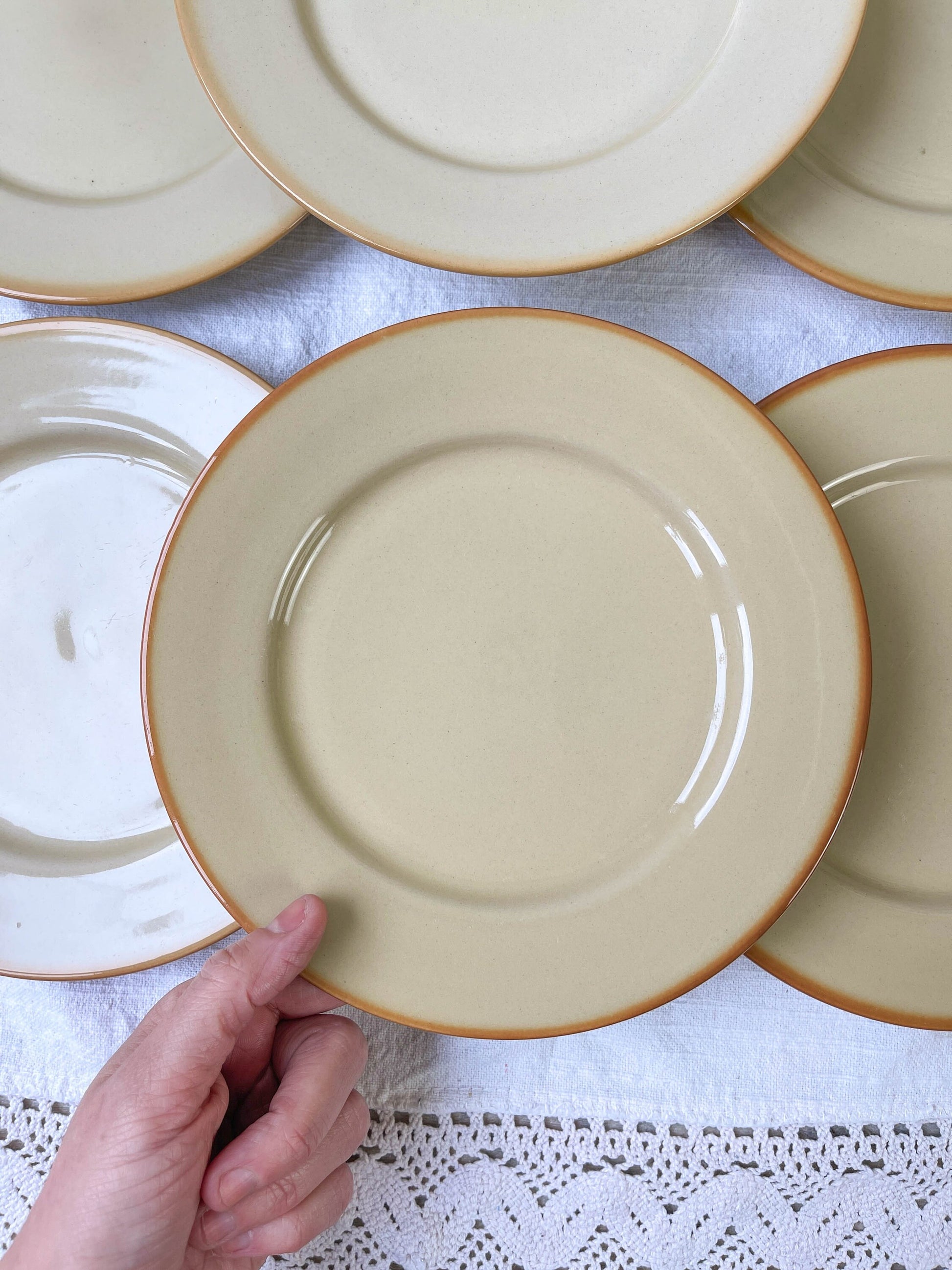 9 Petites assiettes en grès beige Tulowice mid century - violn.fr