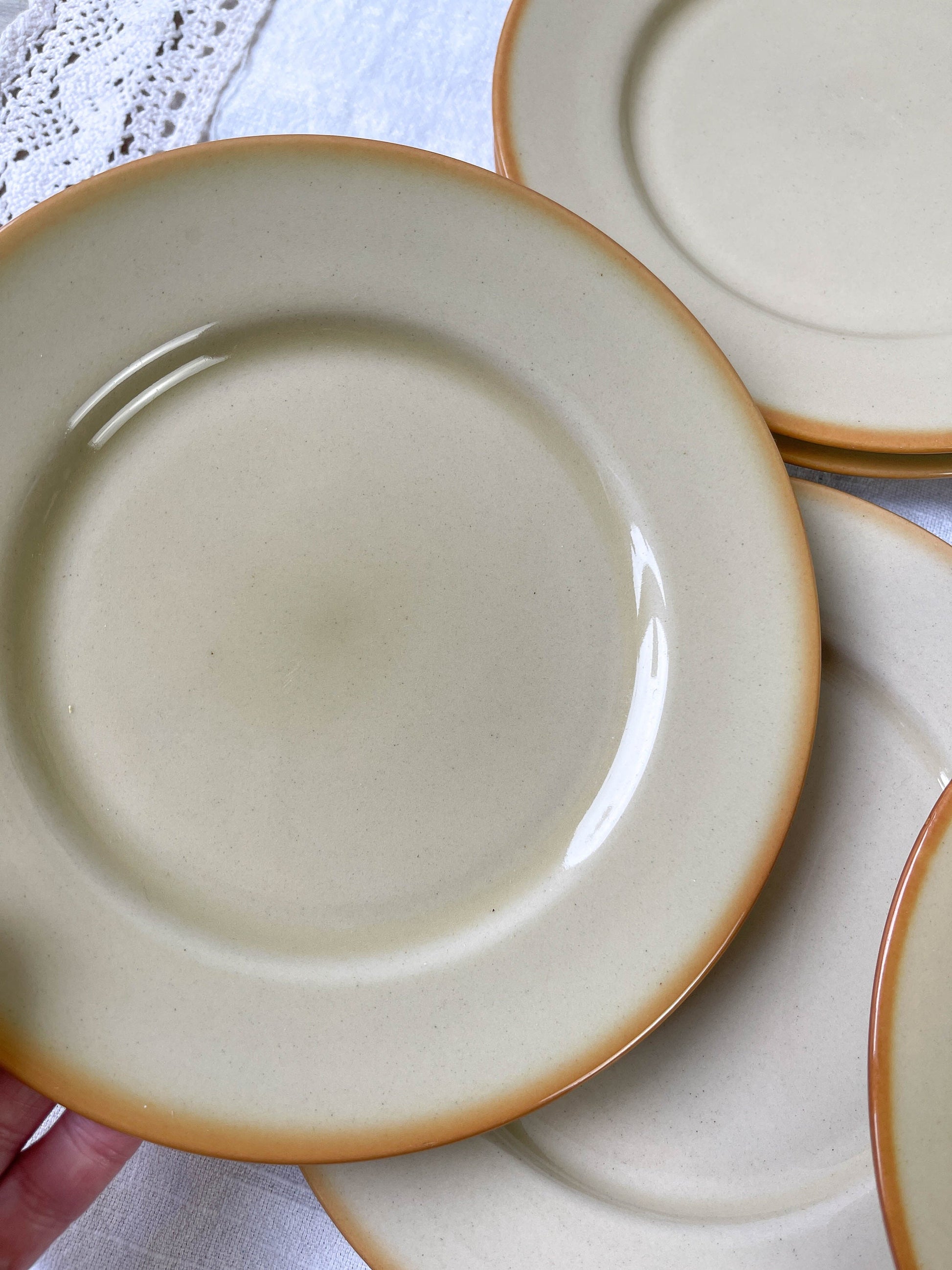 9 Petites assiettes en grès beige Tulowice mid century - violn.fr