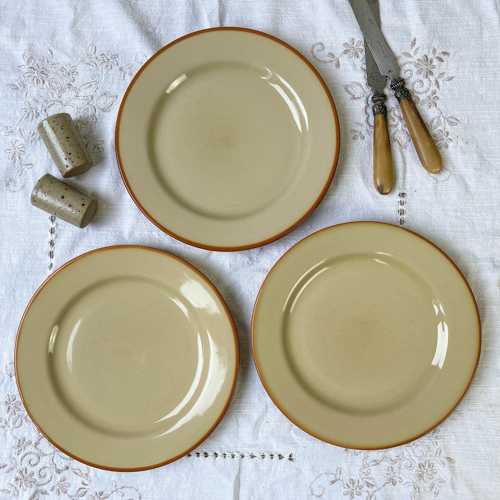 3 Assiettes en grès beige Tulowice Poland de 1950 - violn.fr