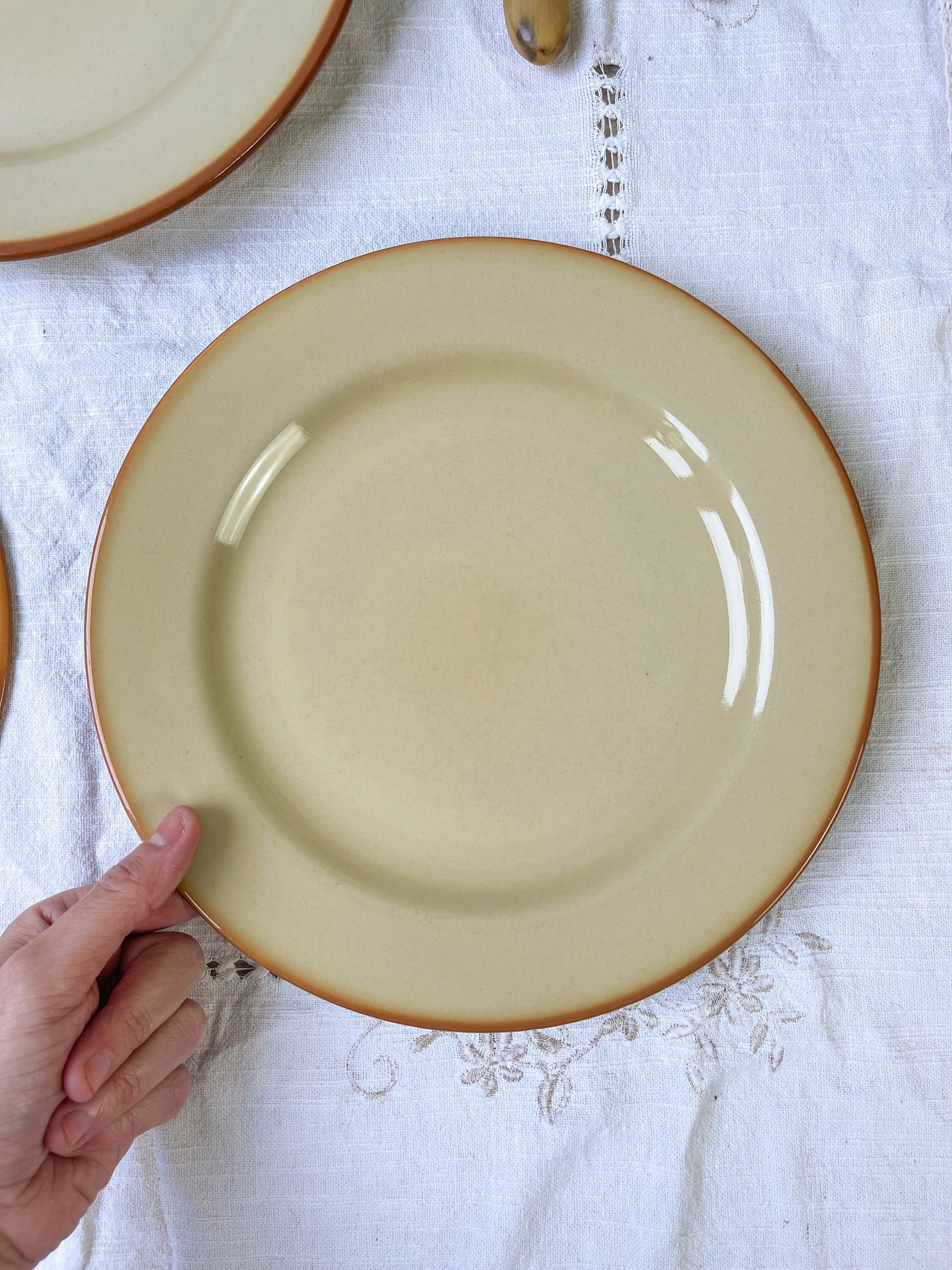 3 Assiettes en grès beige Tulowice Poland de 1950 - violn.fr