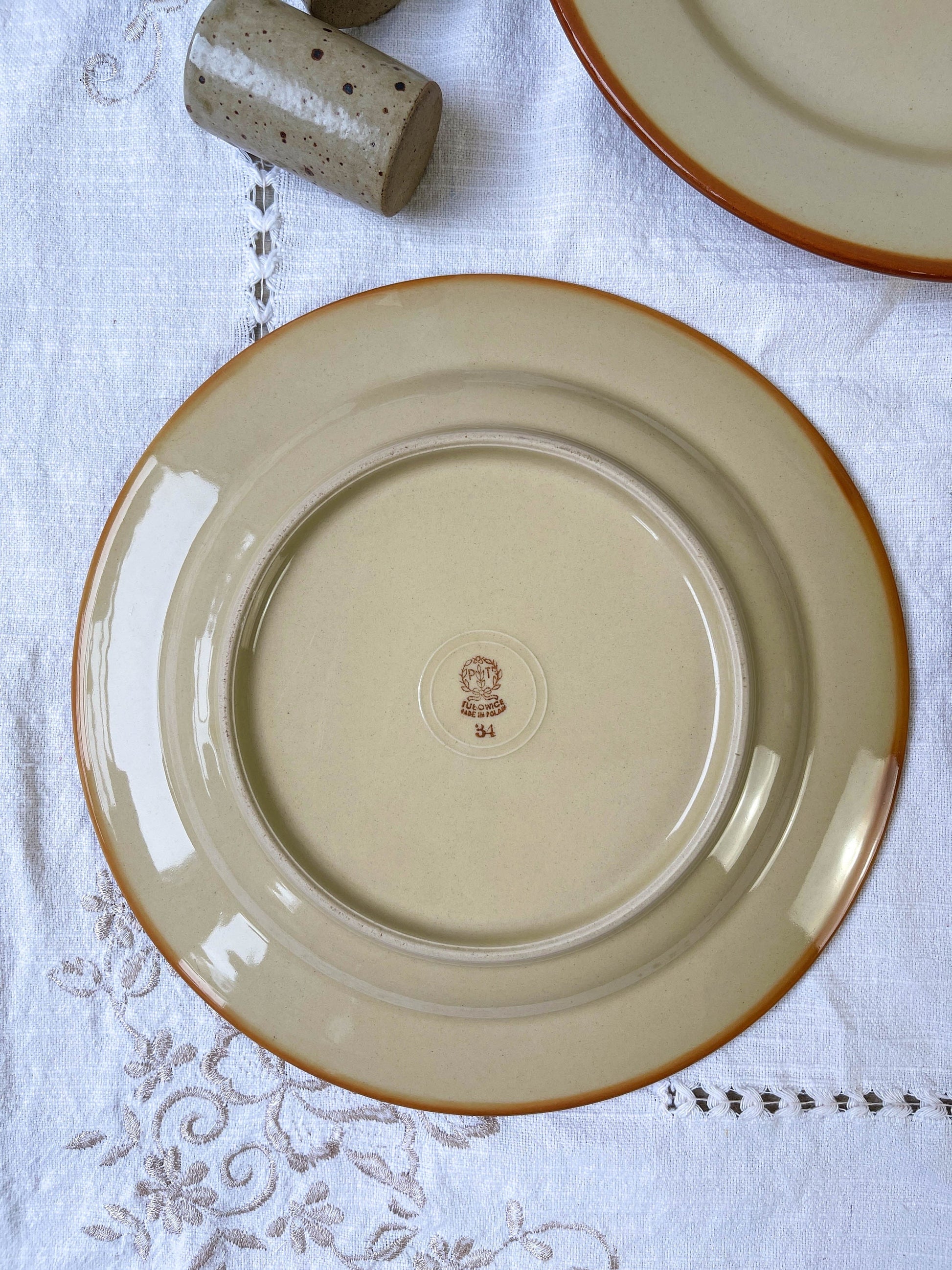 3 Assiettes en grès beige Tulowice Poland de 1950 - violn.fr