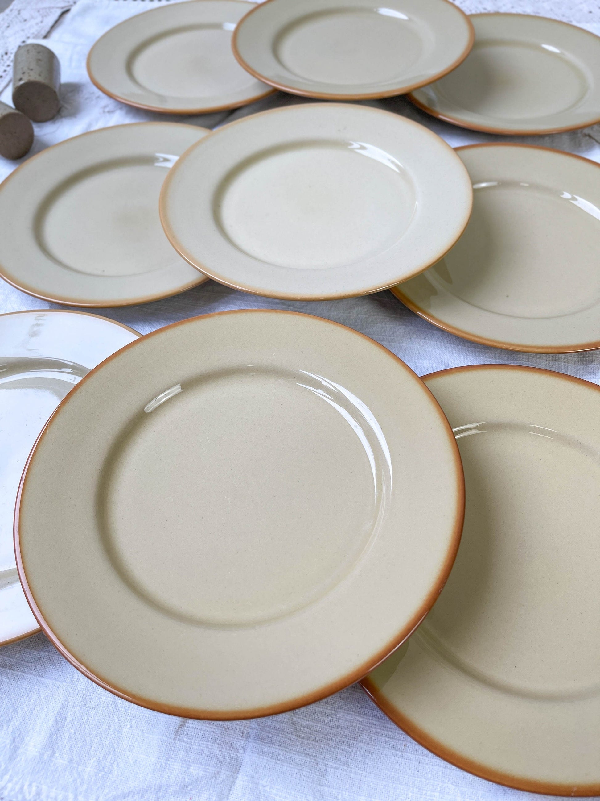 9 Petites assiettes en grès beige Tulowice mid century - violn.fr