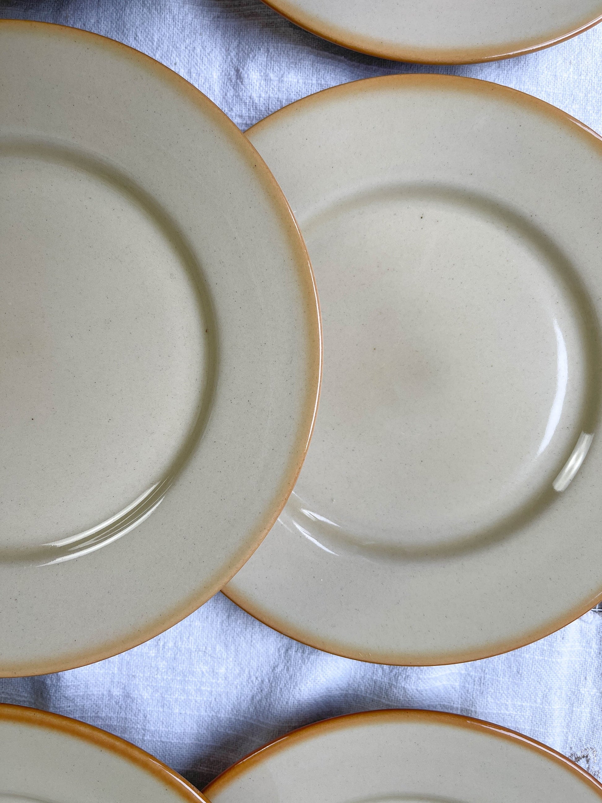 9 Petites assiettes en grès beige Tulowice mid century - violn.fr